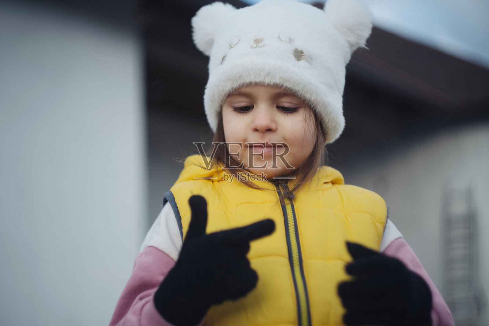 身穿舒适装备、面带愉悦表情的年轻女子照片摄影图片