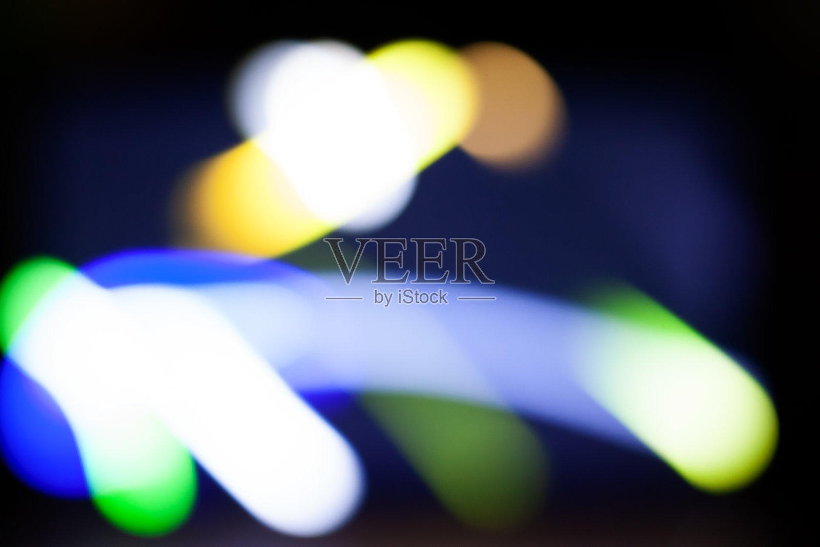 抽象光轨：深色背景下的鲜艳色彩和动态模糊，模糊的光芒用于叠加效果。照片摄影图片