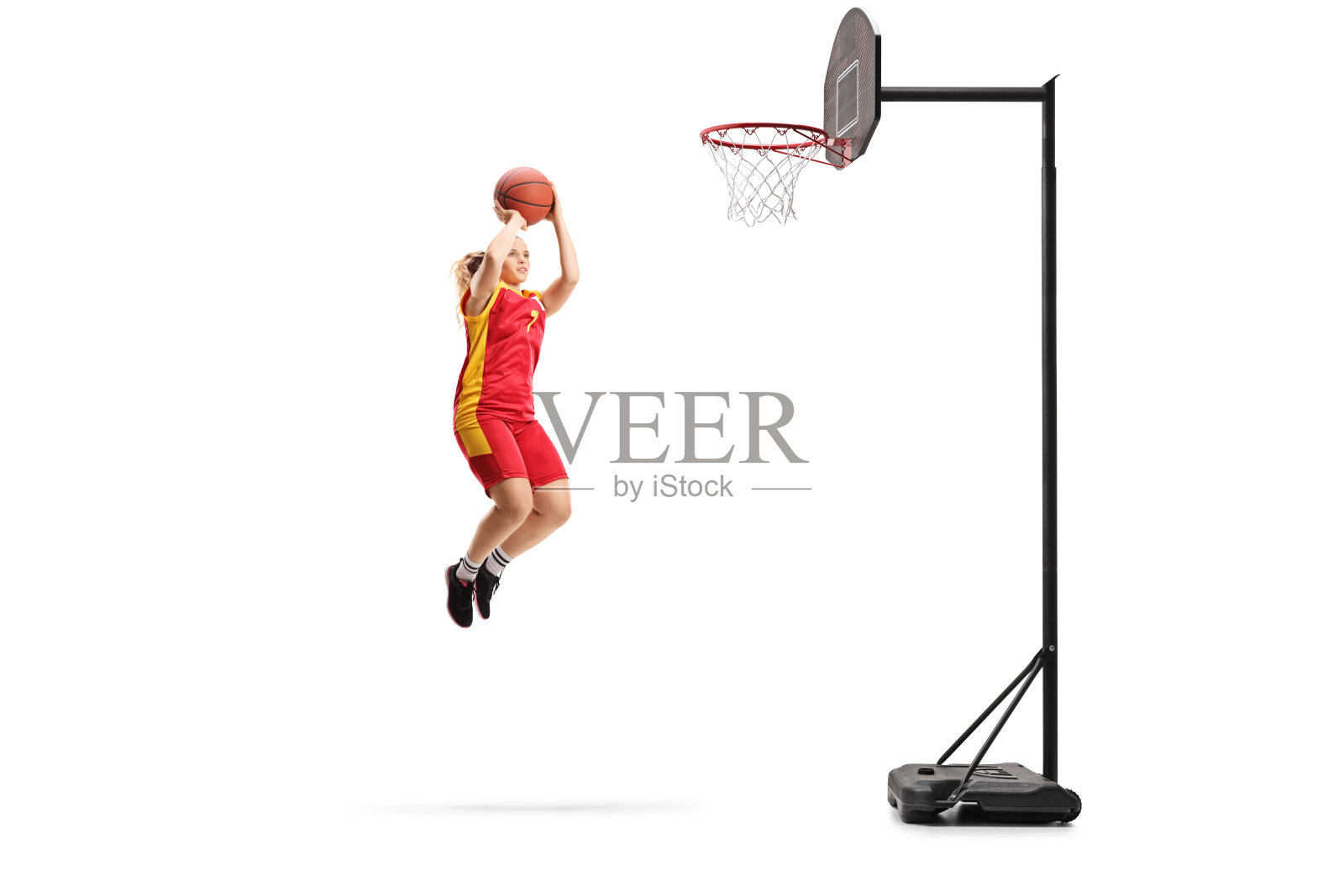 一名女篮球运动员跳起投篮的全景镜头照片摄影图片