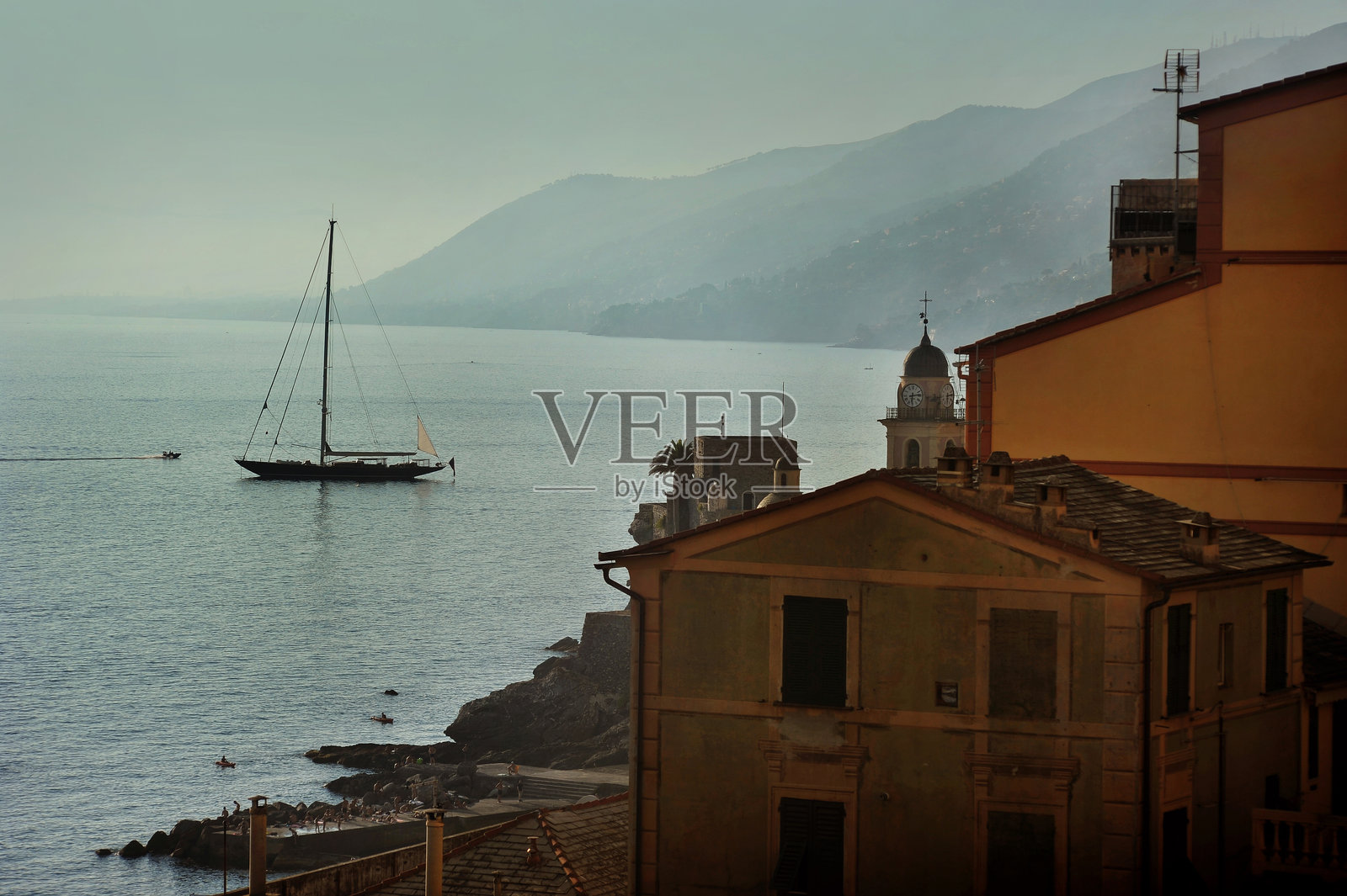 意大利卡莫利镇附近地中海的帆船照片摄影图片