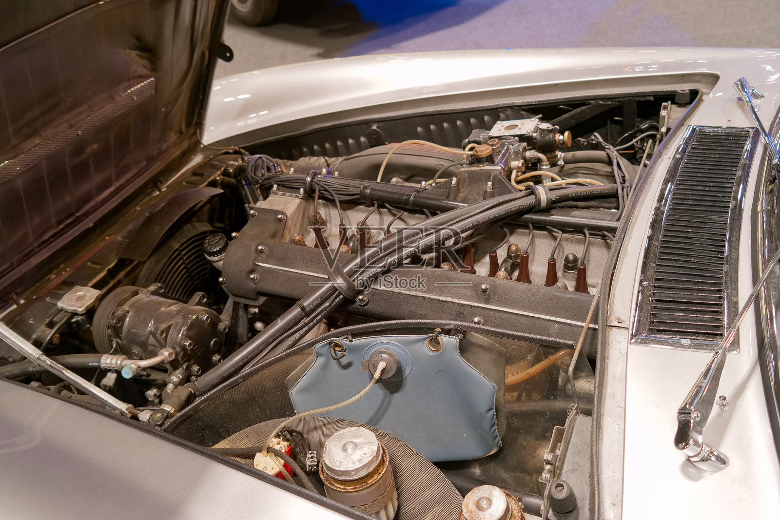 汽车展上经典汽车的发动机细节特写，下午拍摄照片摄影图片