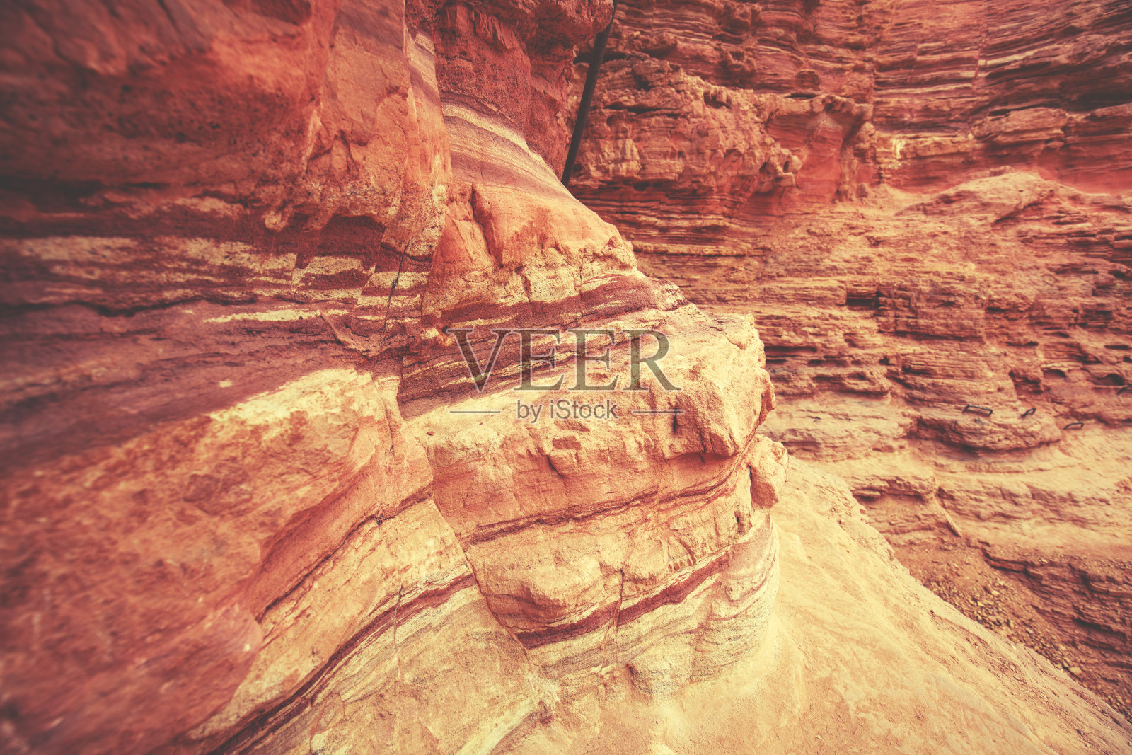 干涸的河床，荒野。沙漠自然景观。砂岩纹理。以色列埃拉特附近的内盖夫沙漠中的红峡谷照片摄影图片