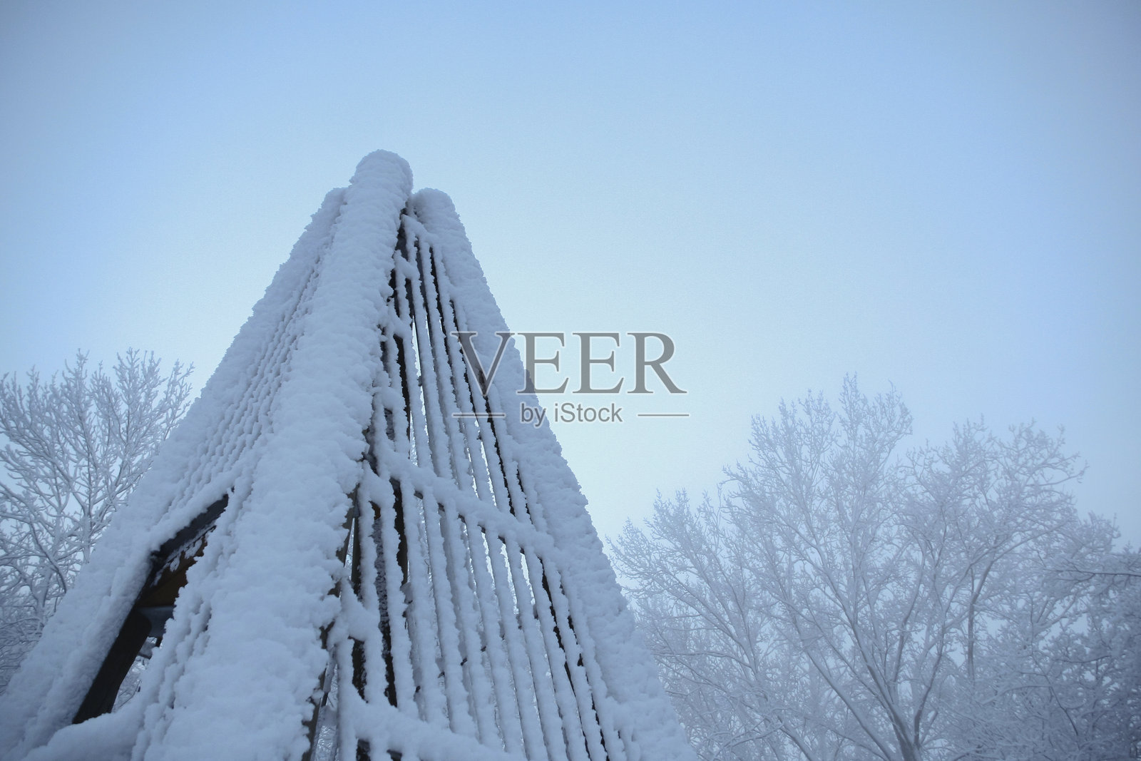 游乐场塔楼雾景照片摄影图片