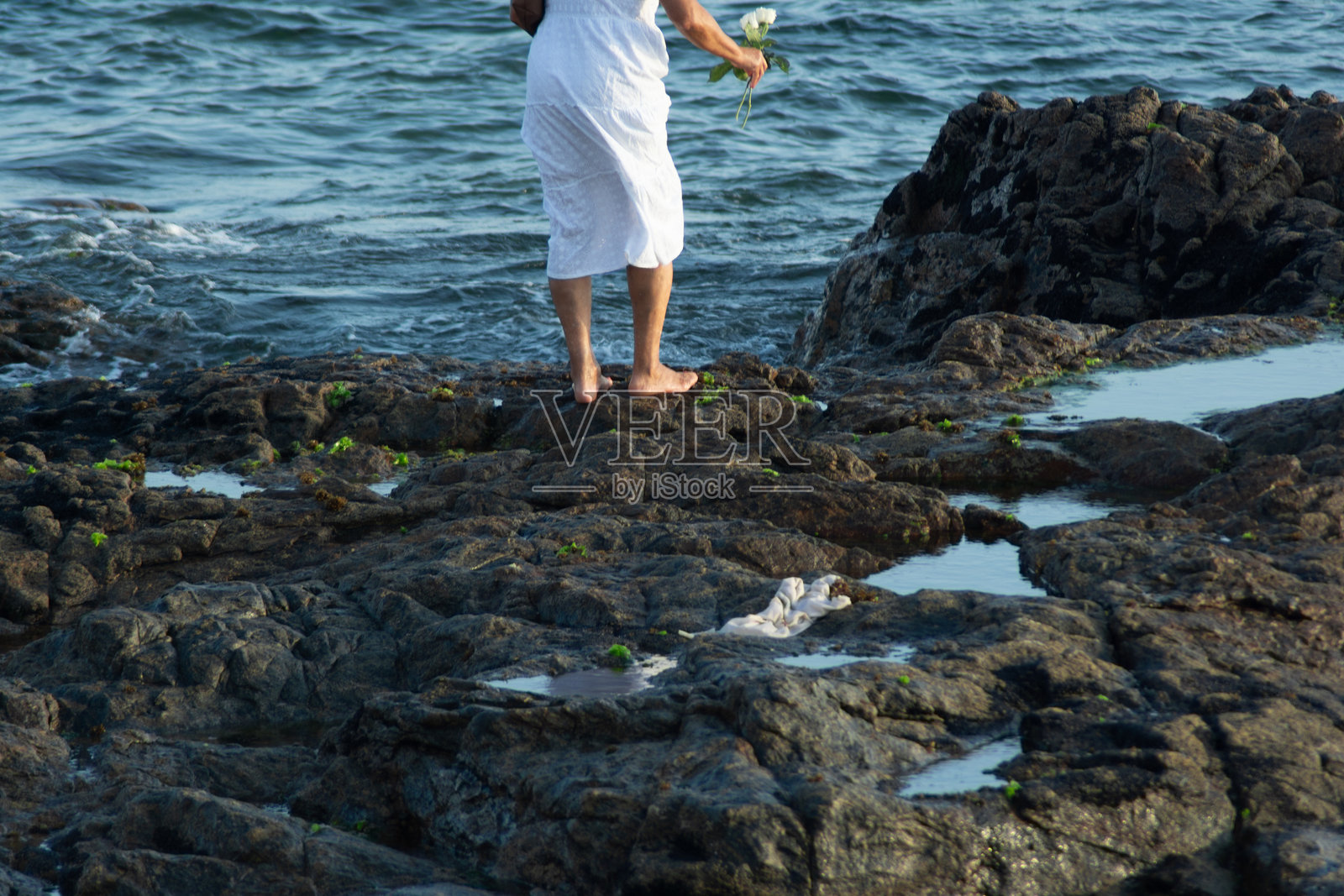 海边岩石上的宗教祭品照片摄影图片