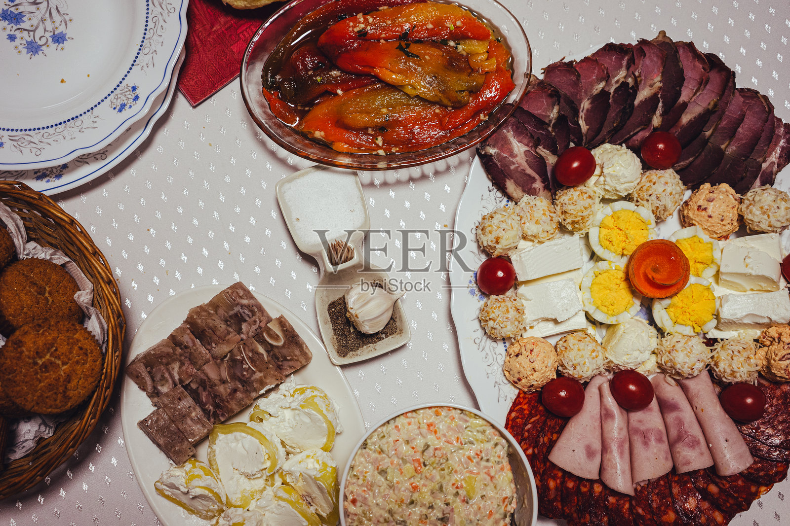 塞尔维亚圣诞节餐桌上的食物照片摄影图片