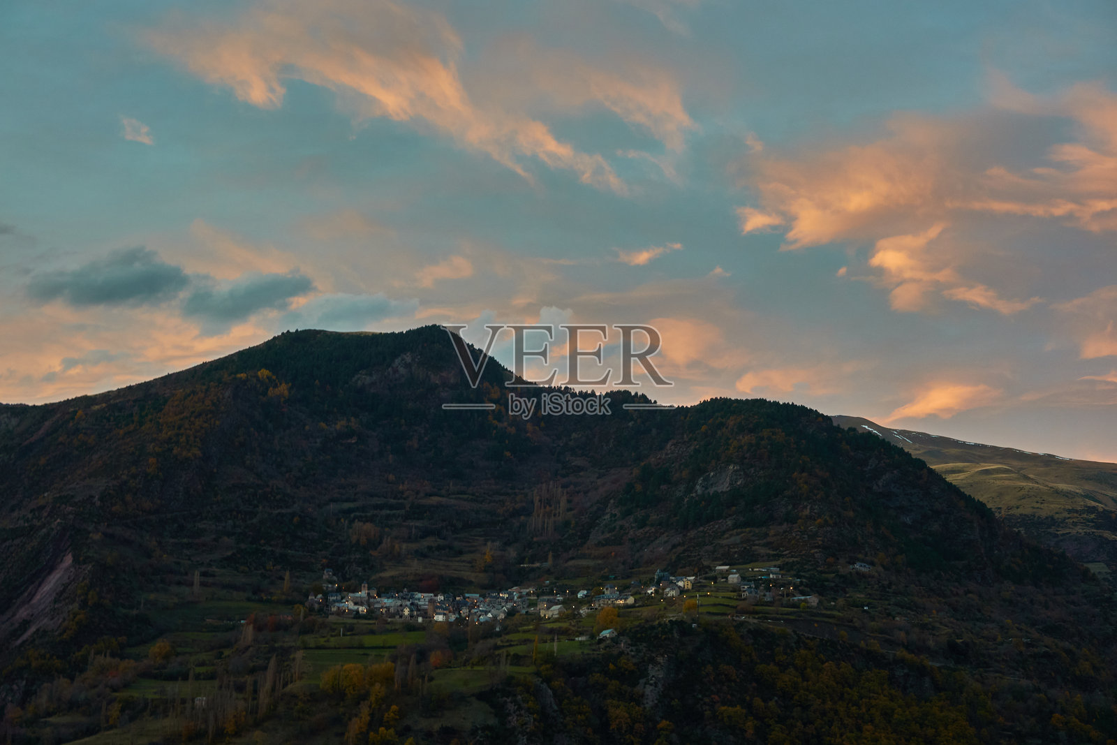 西班牙比利牛斯山La Riba观景点看到的秋日落，伴随着秋叶和山峰的基督山谷照片摄影图片