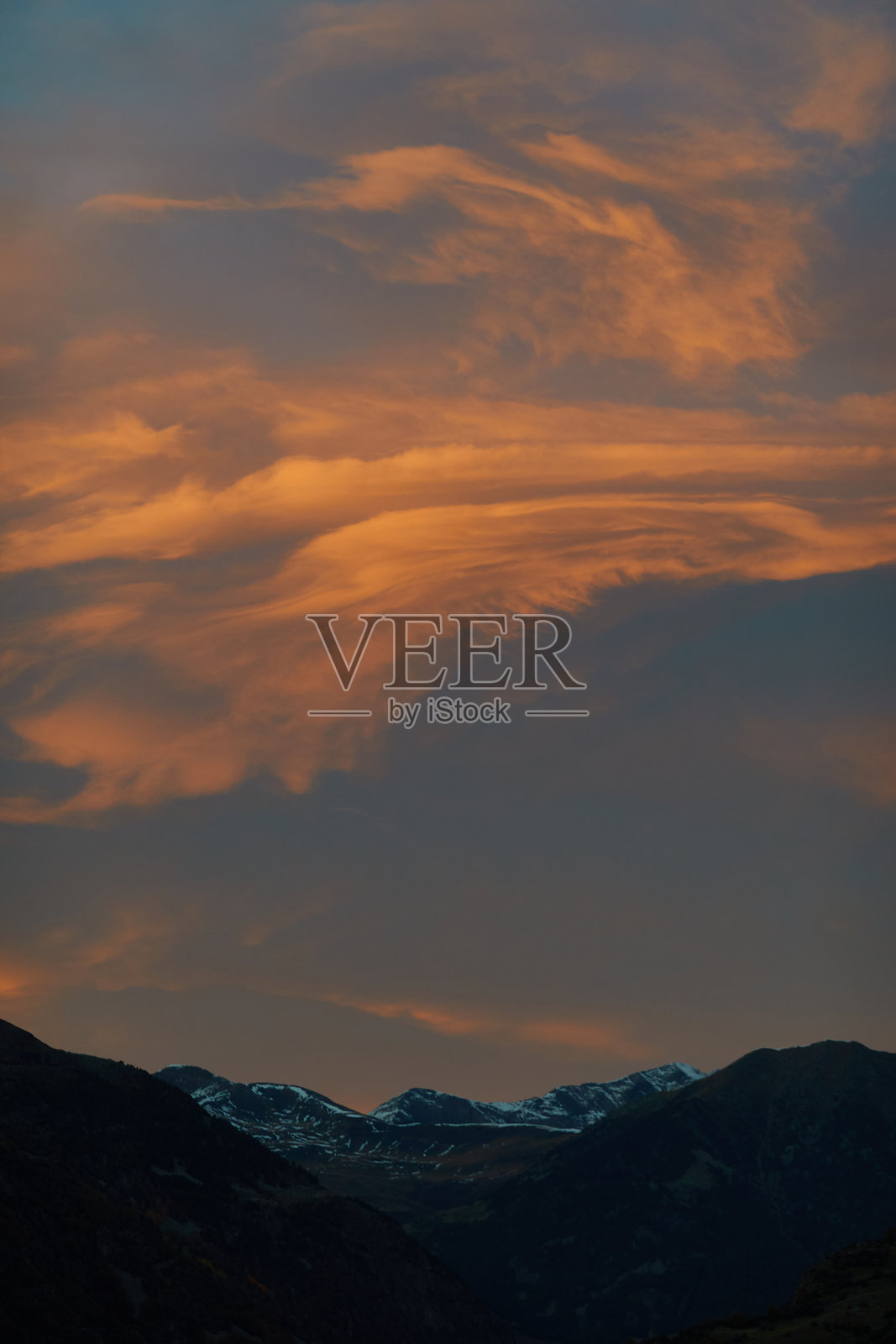 西班牙比利牛斯山La Riba观景点俯瞰下的秋日夕阳，伴随秋叶和山峰的契斯陶谷照片摄影图片