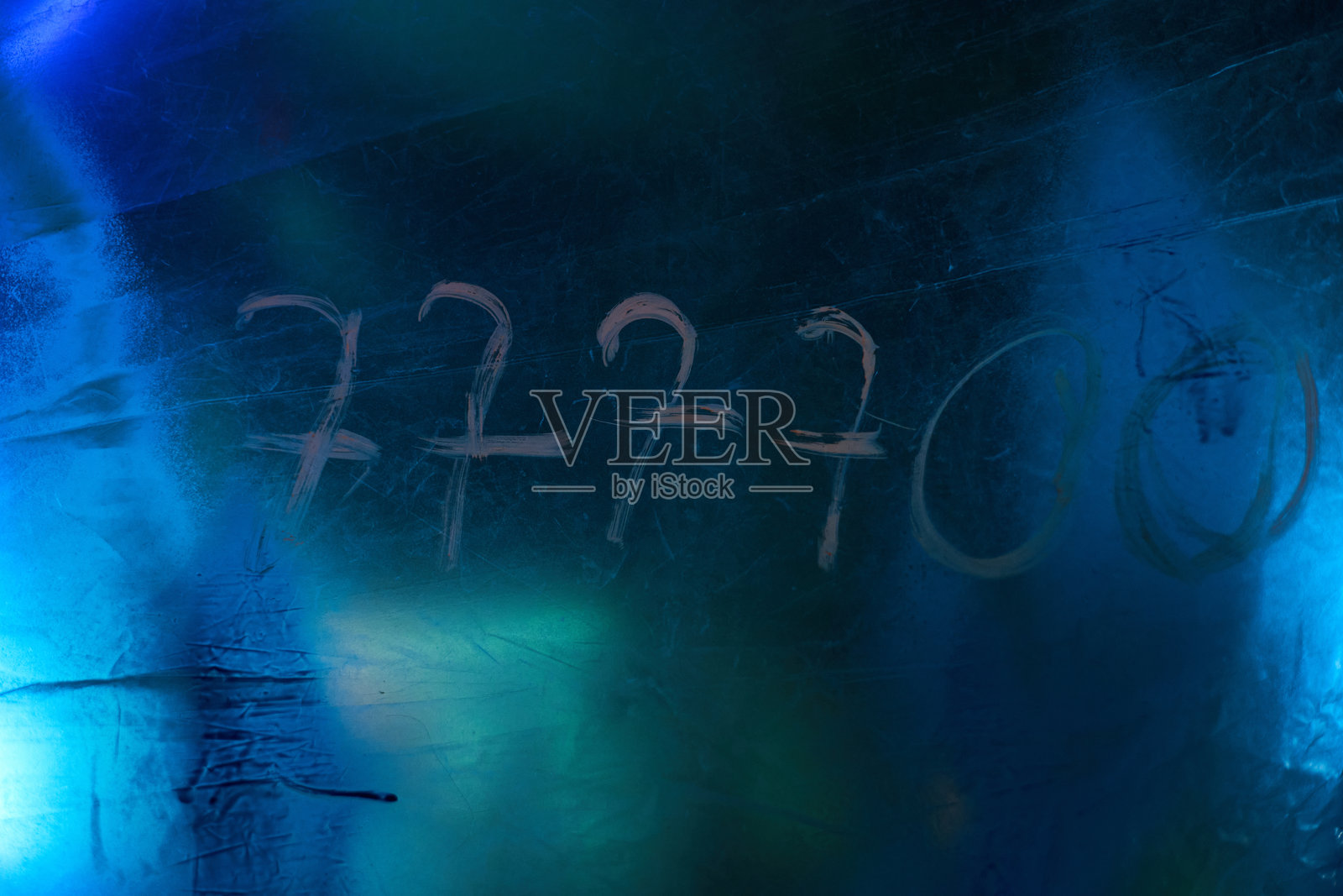 霓虹深蓝色环境中的玻璃表面上的代码片段照片摄影图片