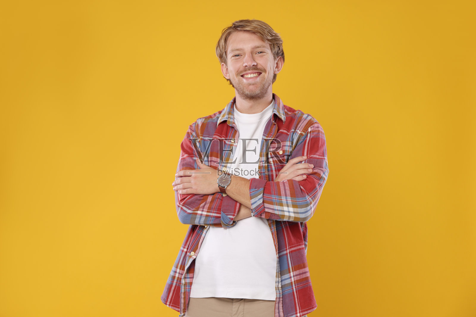 橙色背景下快乐男人的肖像照片摄影图片