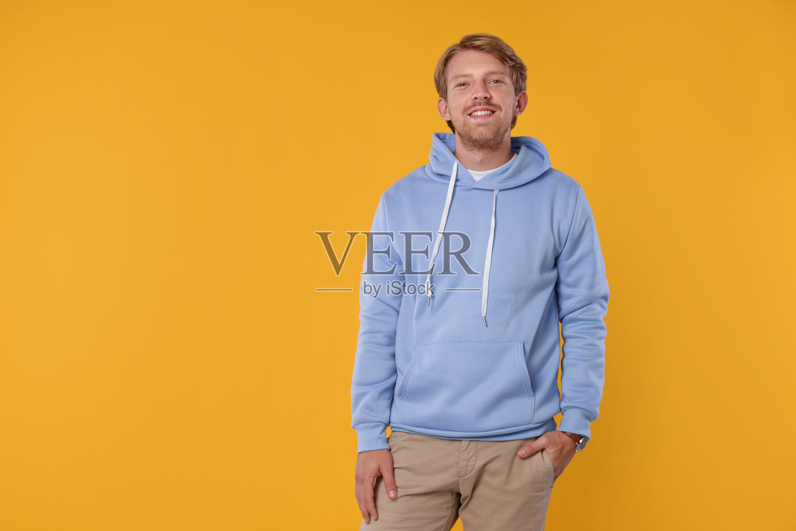 橙色背景下快乐男士的肖像，预留文字空间照片摄影图片