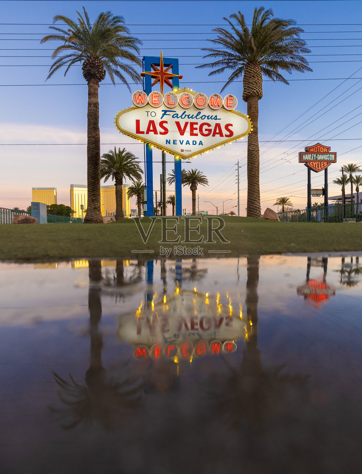 欢迎来到世界闻名的拉斯维加斯大道上的“欢迎来到迷人的拉斯维加斯,内华达州”标志照片摄影图片