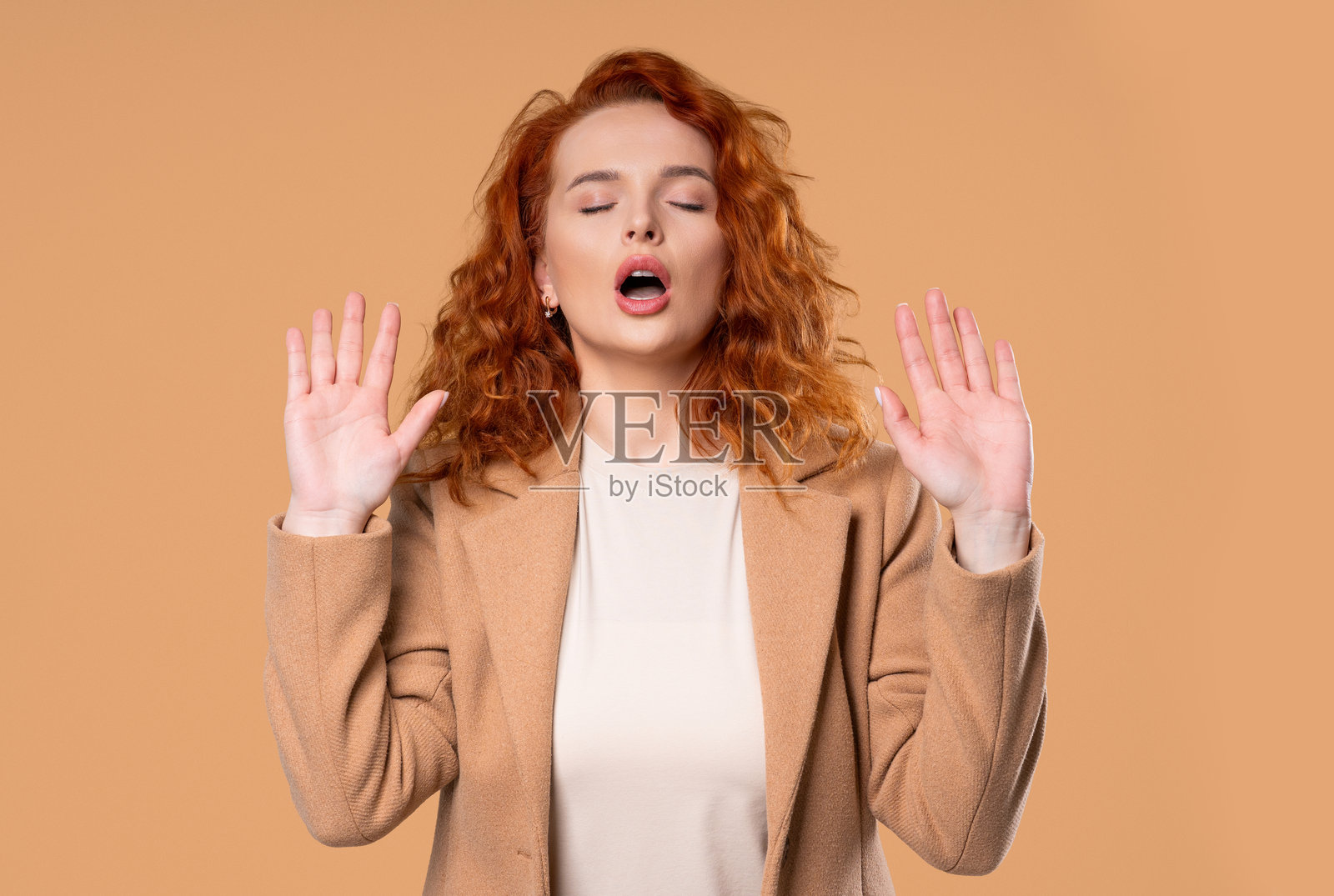 平静的女性在米色工作室中放松呼吸，拒绝压力照片摄影图片