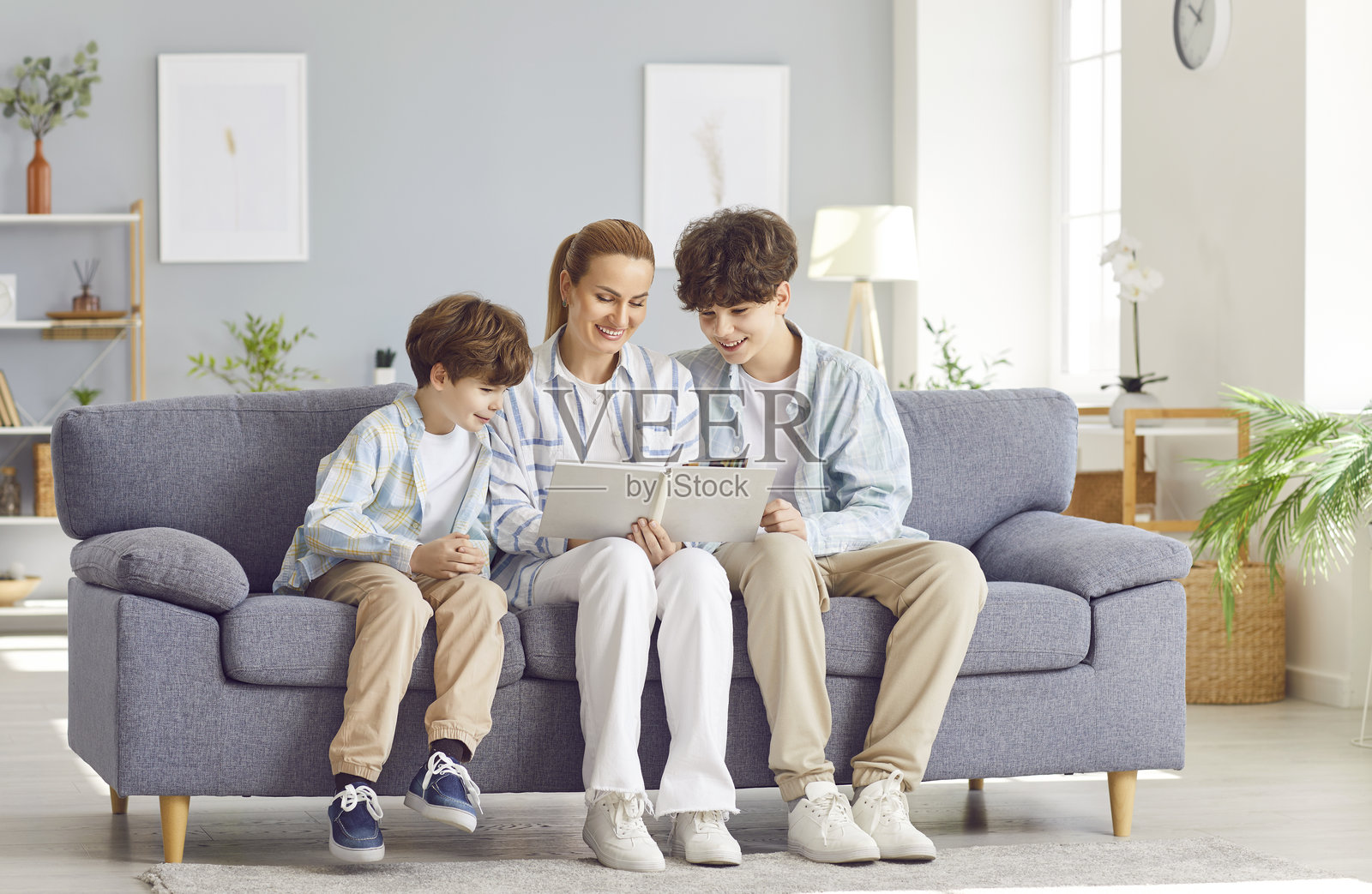 母亲和儿子们翻看家庭相册照片摄影图片