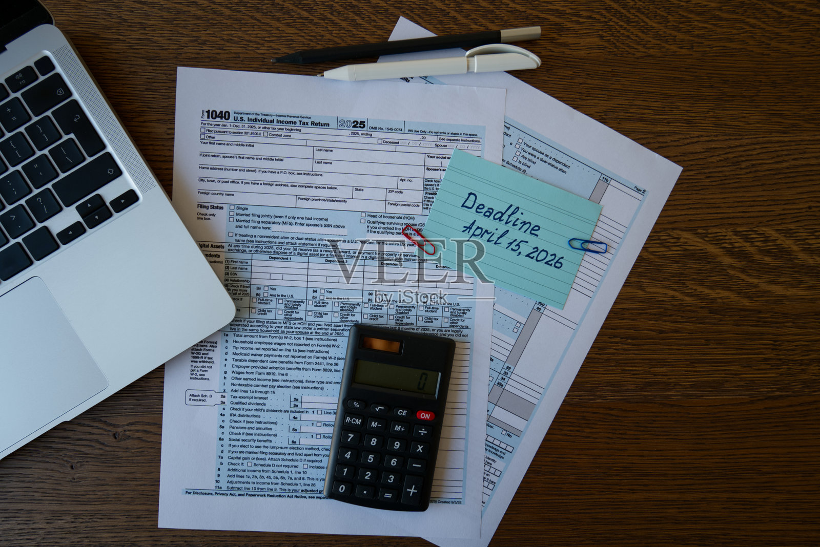 美国国税局（IRS）的纳税申报表，附有截止日期提醒照片摄影图片