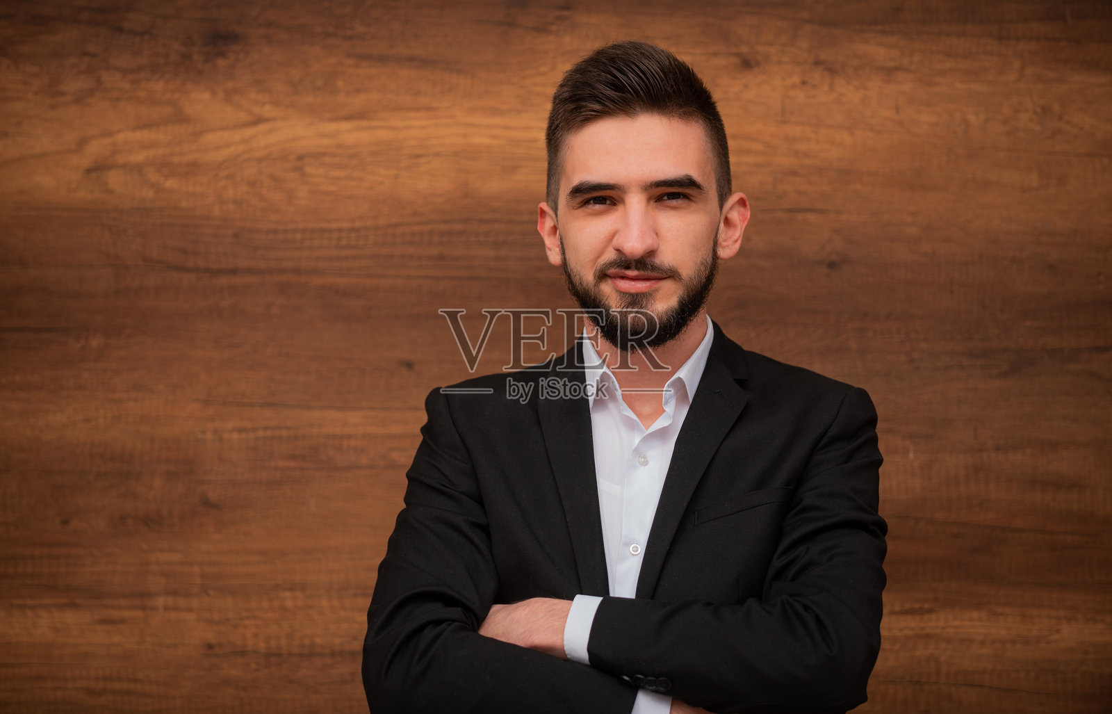 自信的年轻商人抱臂肖像，面向镜头，背景隔离照片摄影图片