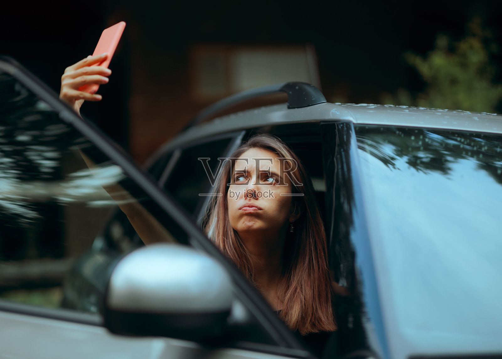 汽车抛锚后，沮丧的女子正在寻找手机信号照片摄影图片