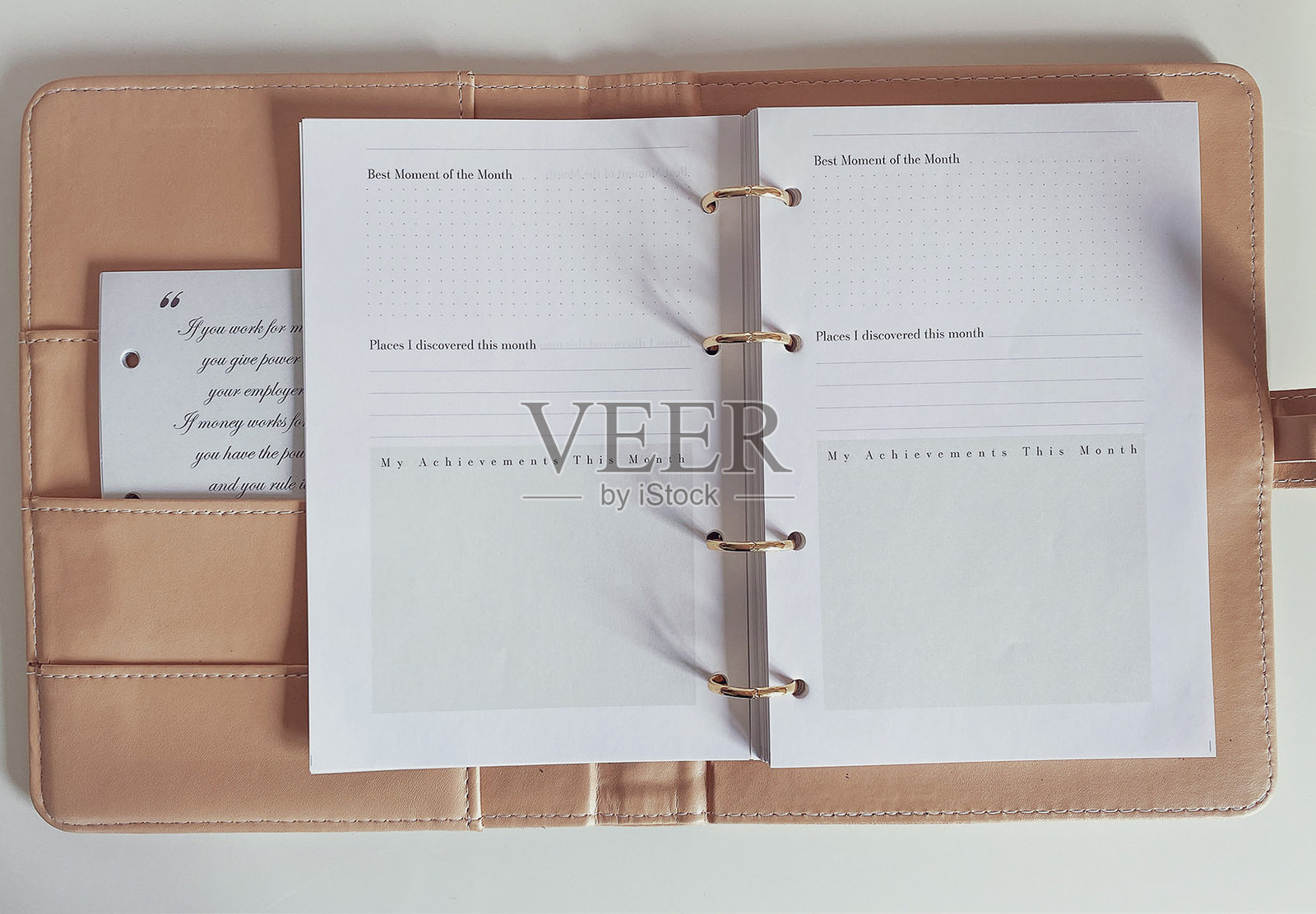 简洁的文具平铺，打开的活页夹收纳。照片摄影图片