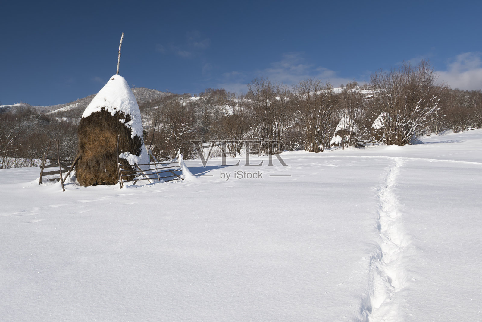 山间乡村标志性的乡村干草堆覆盖着雪照片摄影图片