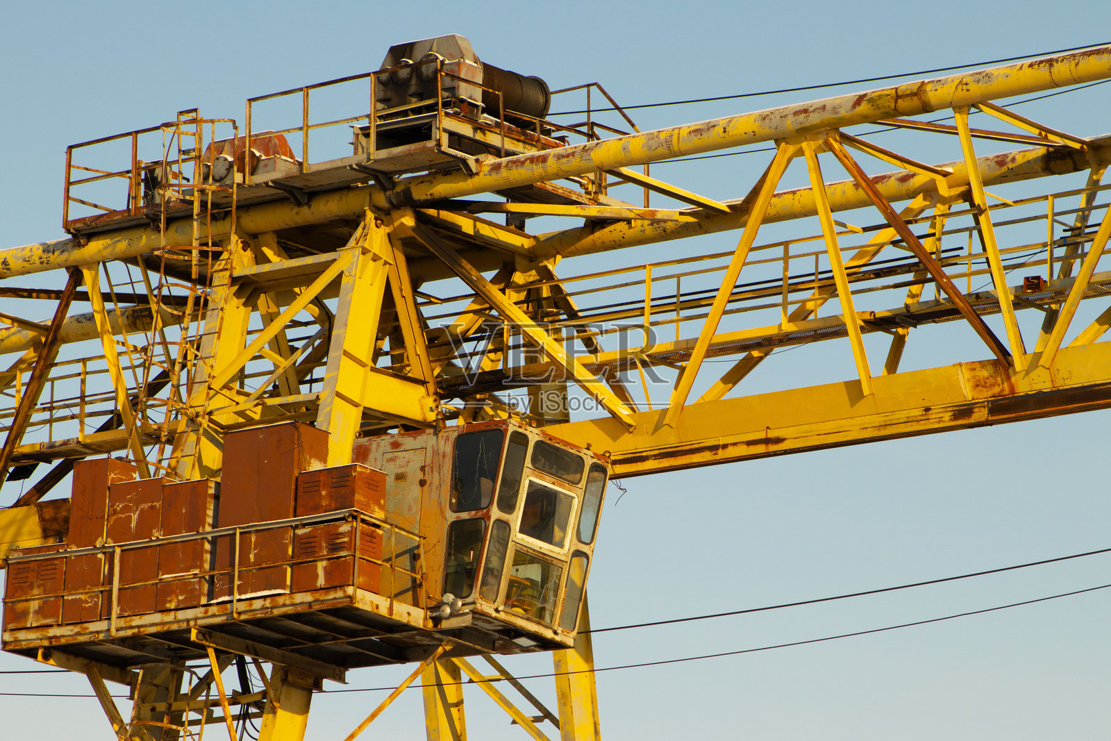 晴朗天空下的黄色工业龙门起重机照片摄影图片