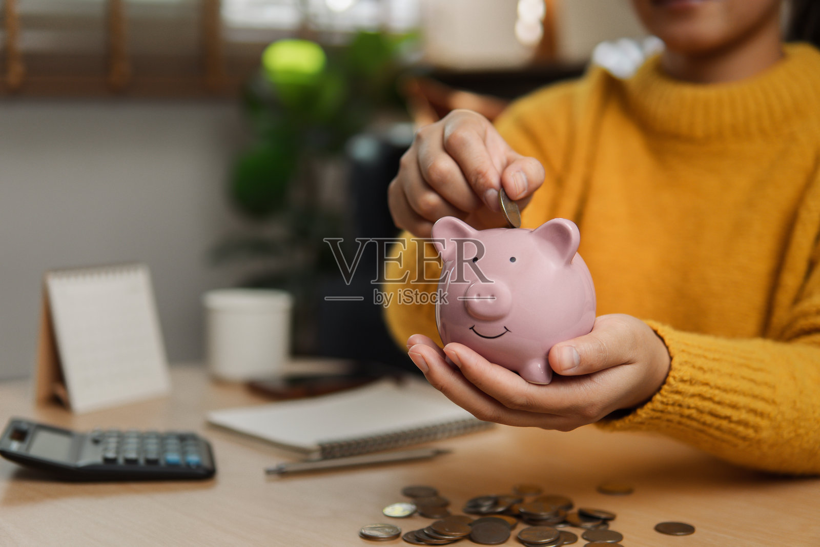 女性投资储蓄，包括将硬币投入玻璃罐、计划、投资、预算、现金储蓄和未来财务增长。照片摄影图片