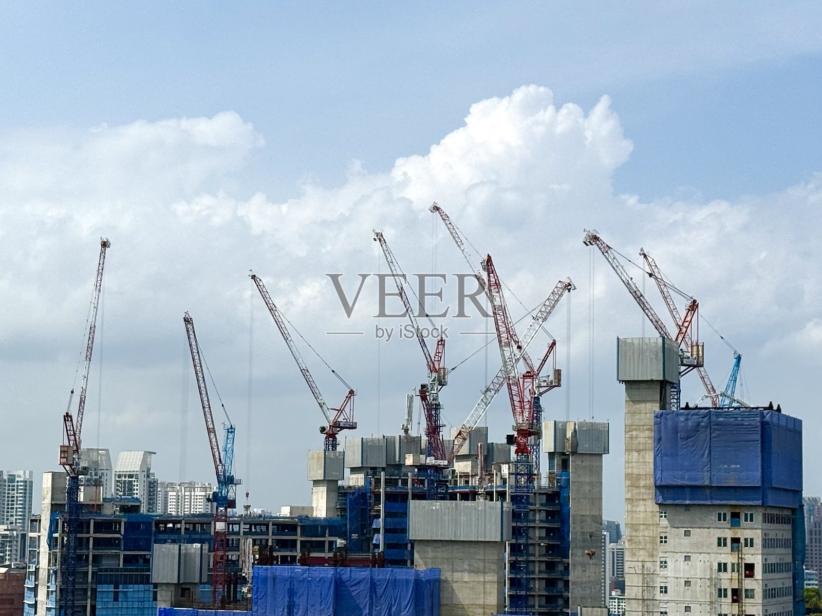 白天，正在建设中的住宅区照片摄影图片