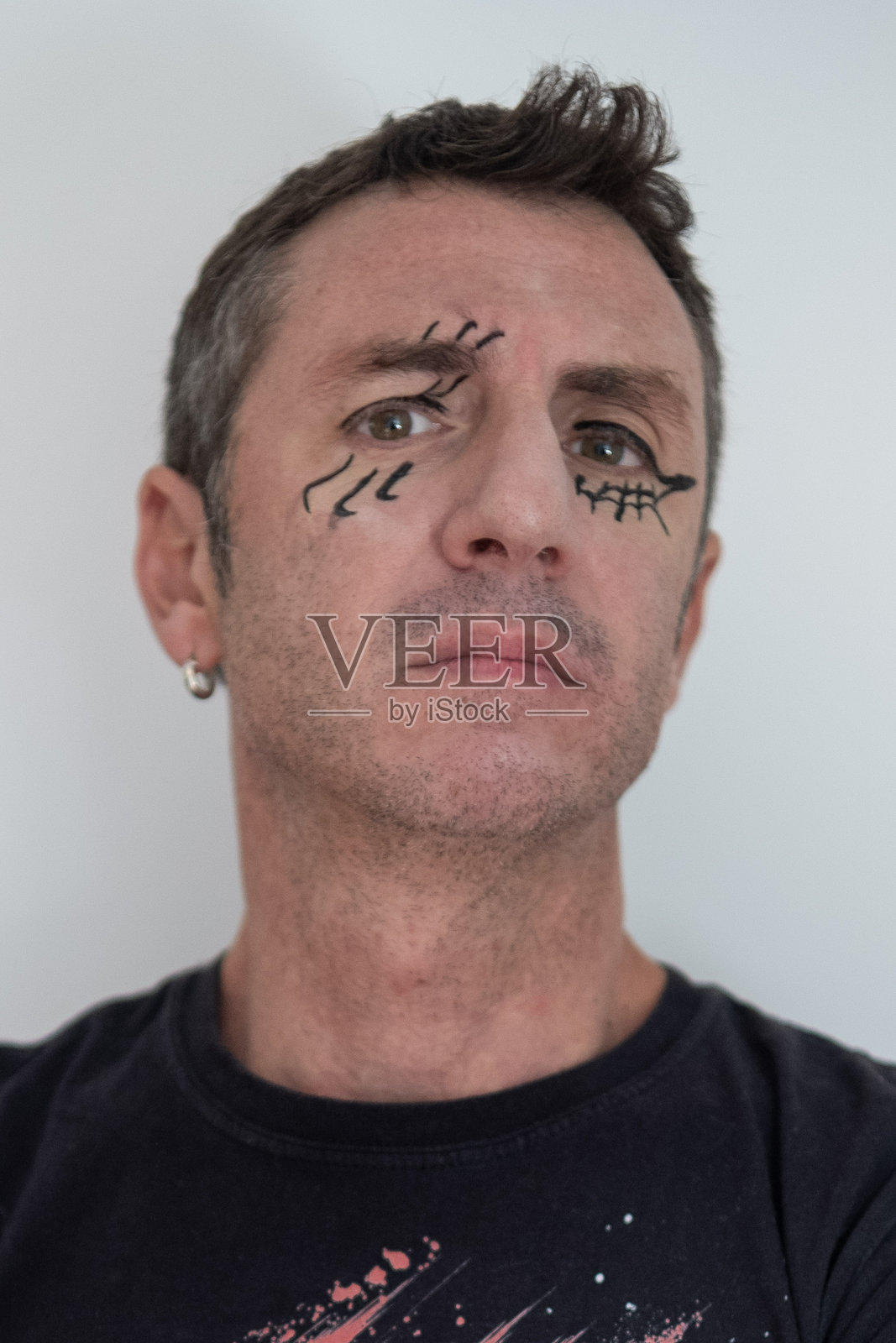 一位脸部为嘉年华化妆的白人男性，约四十岁照片摄影图片