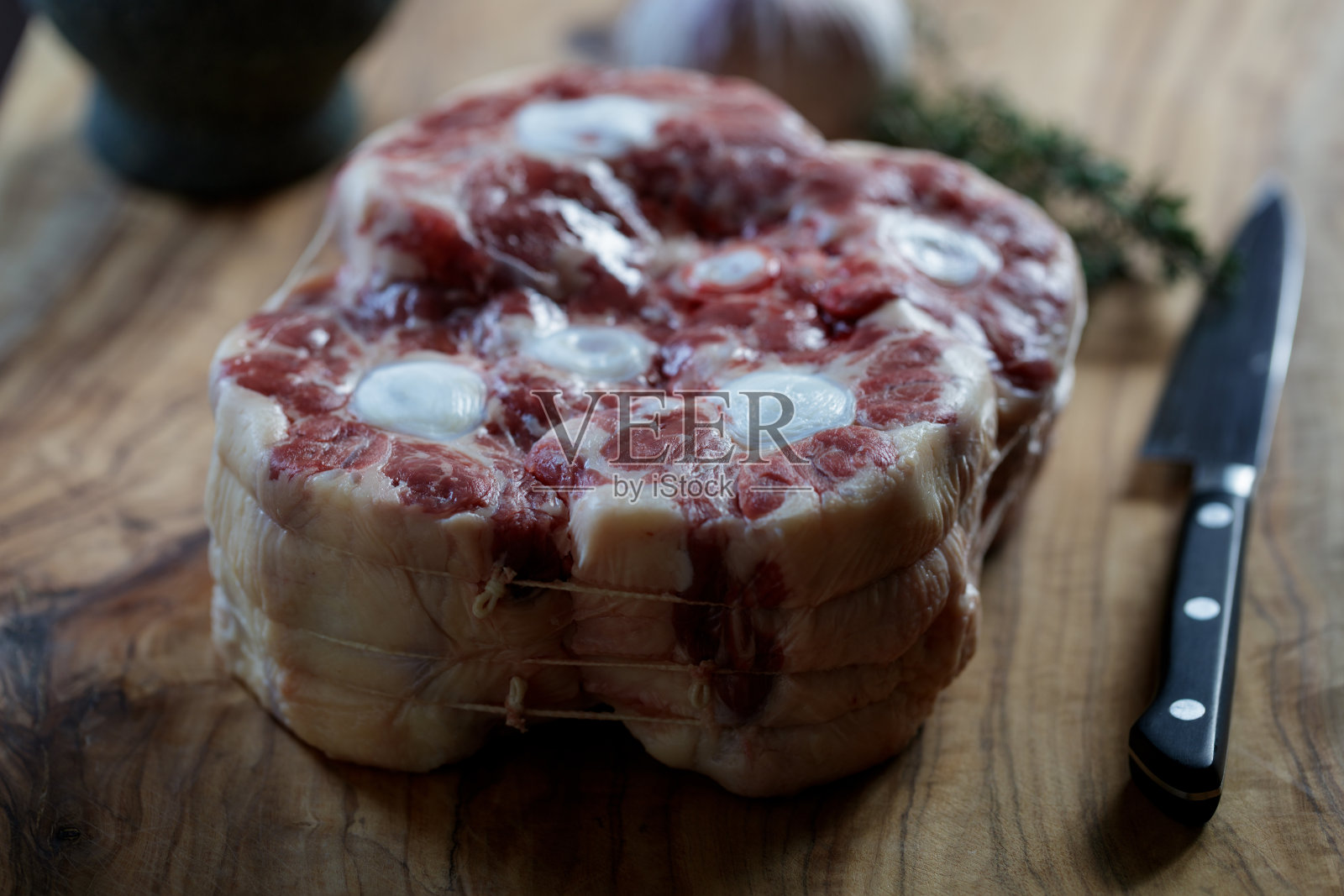 切菜板上的牛尾照片摄影图片