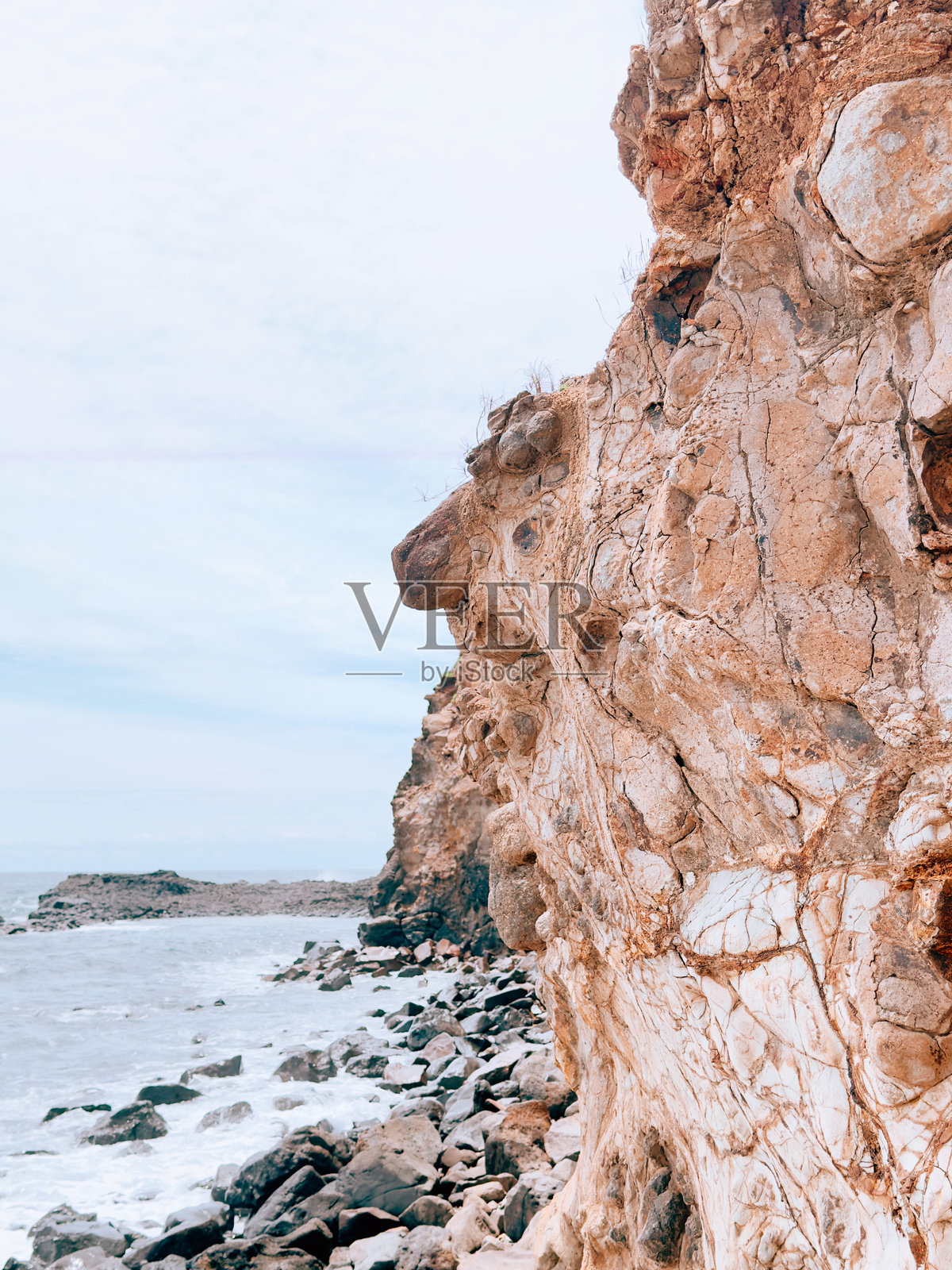 崎岖的海岸悬崖和岸边照片摄影图片