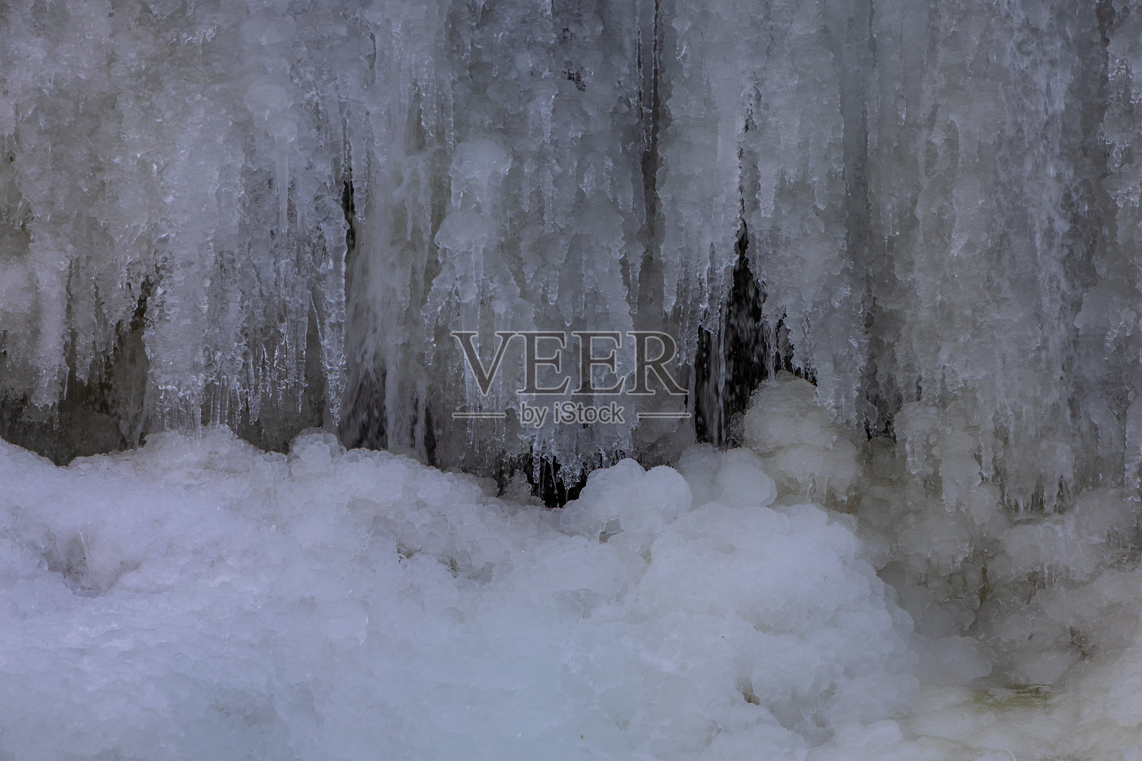 捷克共和国Cvrcovice，严冬下的冰封河堰照片摄影图片