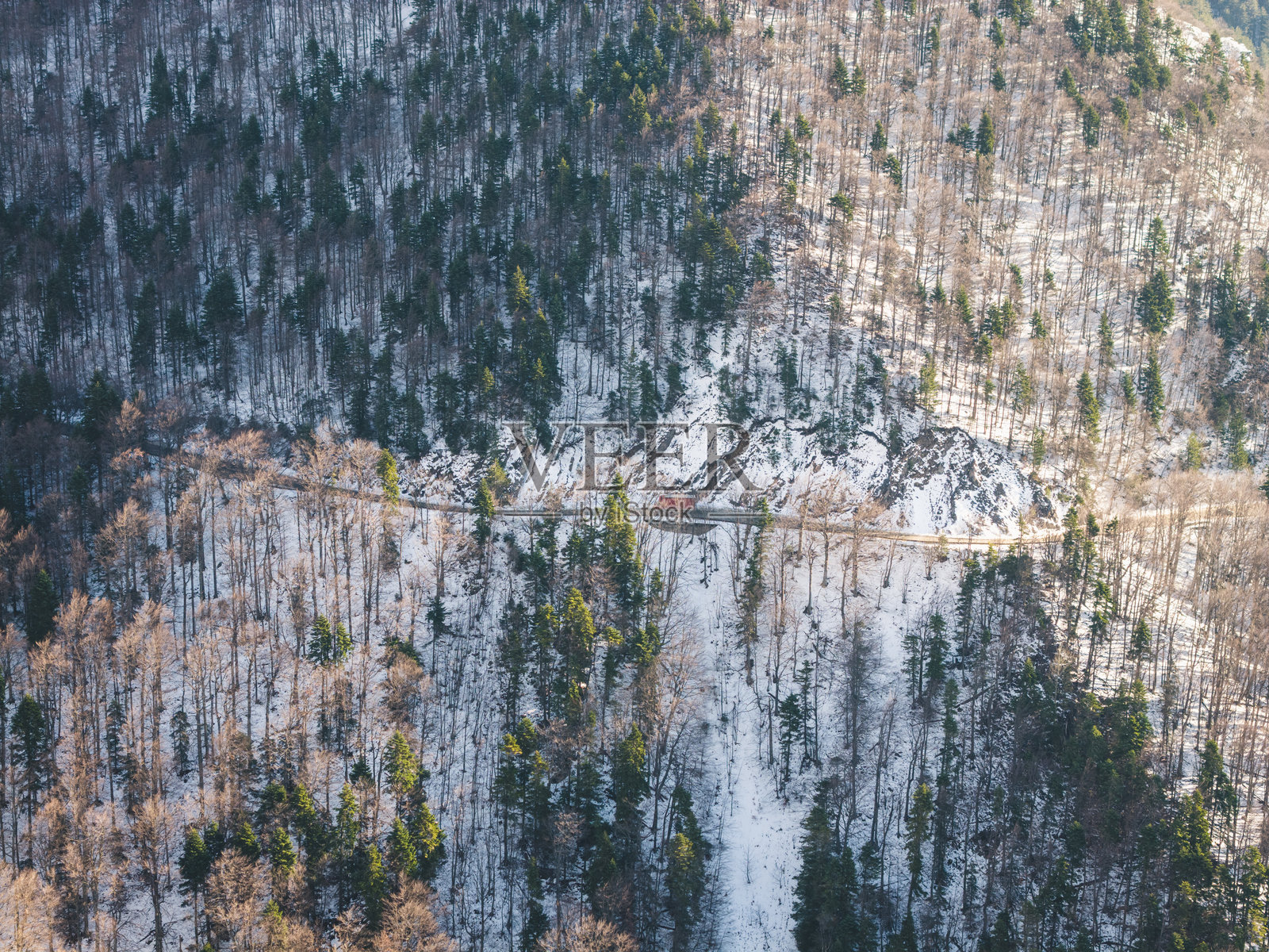 红色的配送车辆在运输中，用于货运概念照片摄影图片