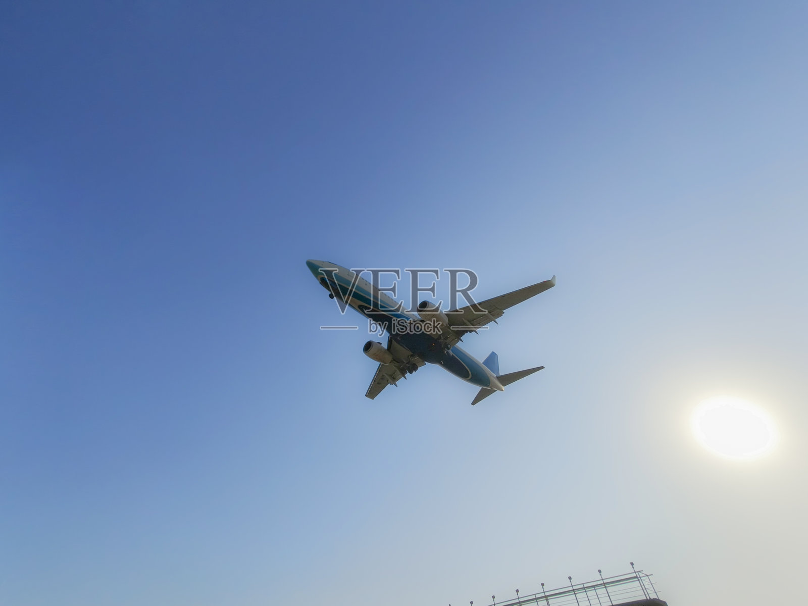 喷气式飞机在阳光下起飞——旅行与自由的概念照片摄影图片