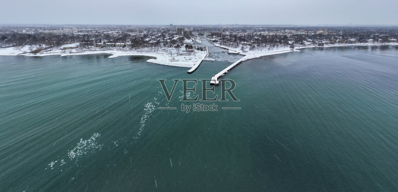 冬季安大略省奥克维尔港和十六英里溪的结冰全景航拍图照片摄影图片