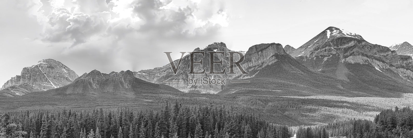 夏季班夫国家公园风景，蓝天白云，阳光明媚，黑白。照片摄影图片