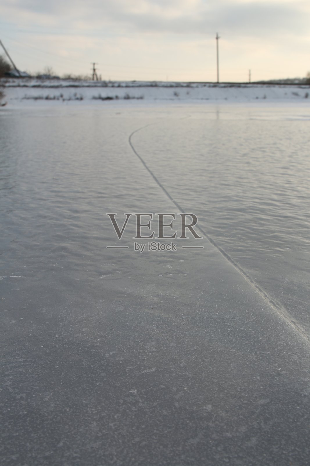 远处有桥的路照片摄影图片