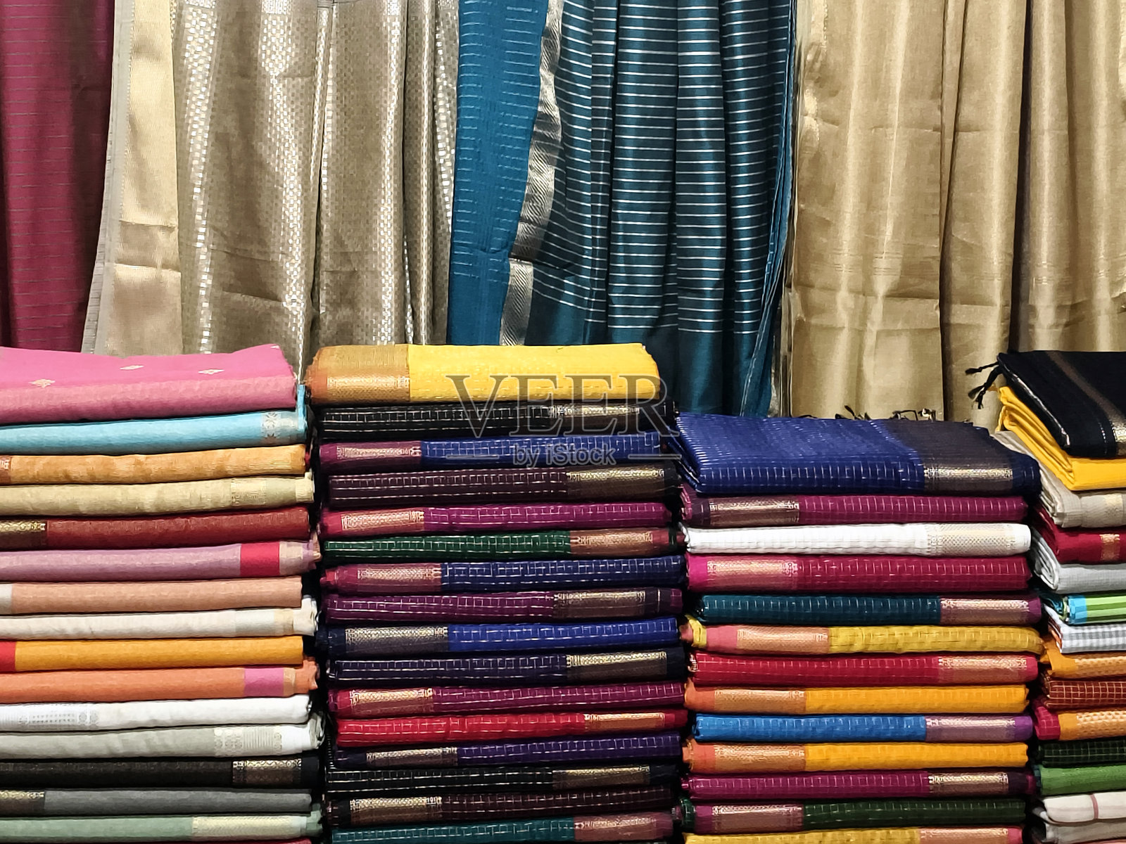 手工印度丝绸纱丽，带有金色细节的纱丽，女性在节日、仪式和婚礼上穿着，昂贵的纱丽以其金银丝、锦缎而闻名。令人惊叹的印度。照片摄影图片