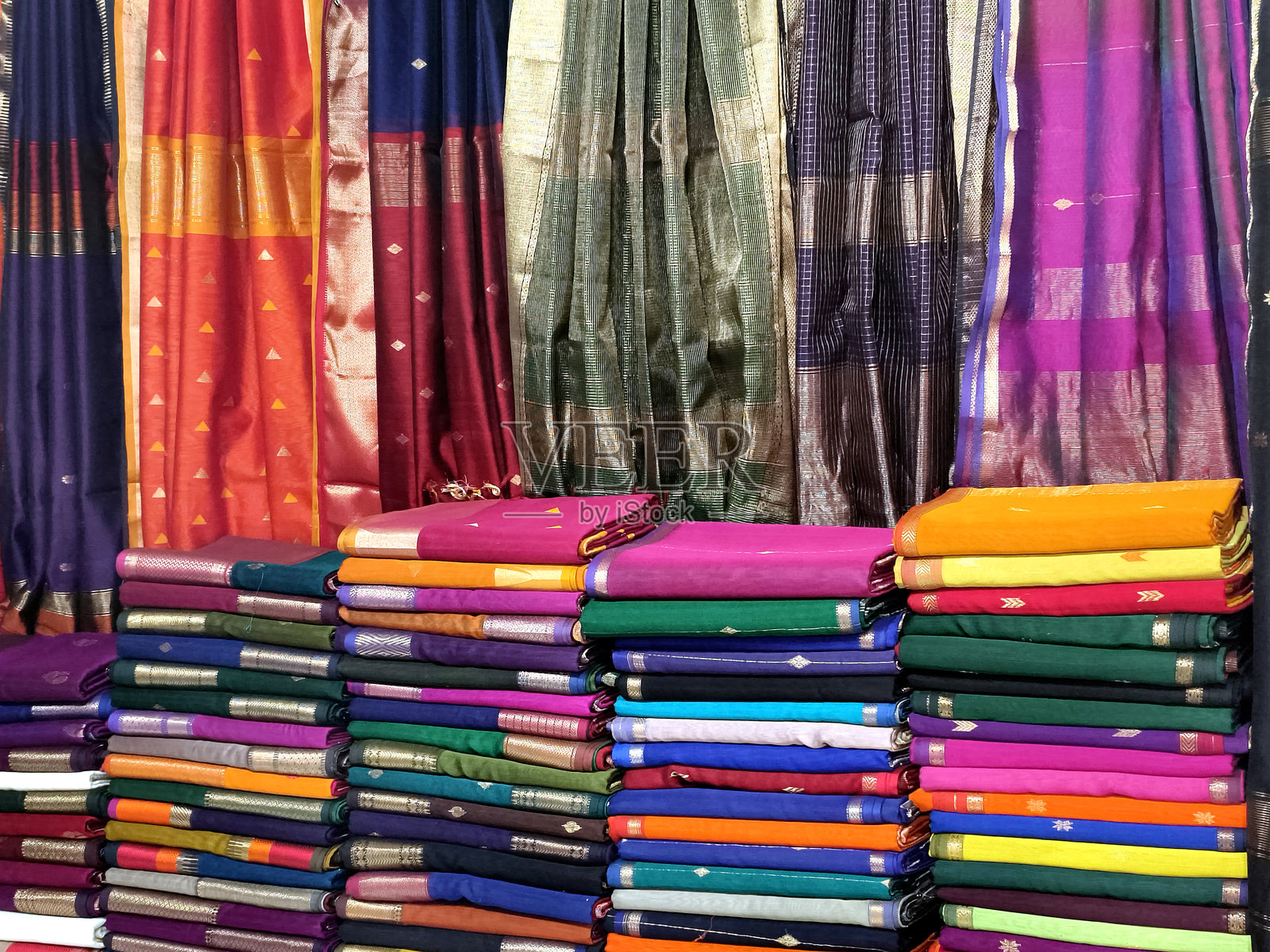 手工印度丝绸纱丽，带有金色细节的纱丽，女性在节日、仪式和婚礼上穿着，昂贵的纱丽以其金银丝、锦缎而闻名。令人难以置信的印度。照片摄影图片