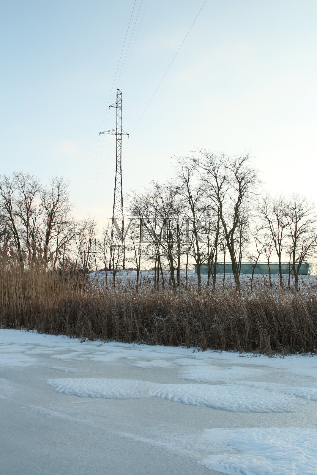雪中的电线照片摄影图片