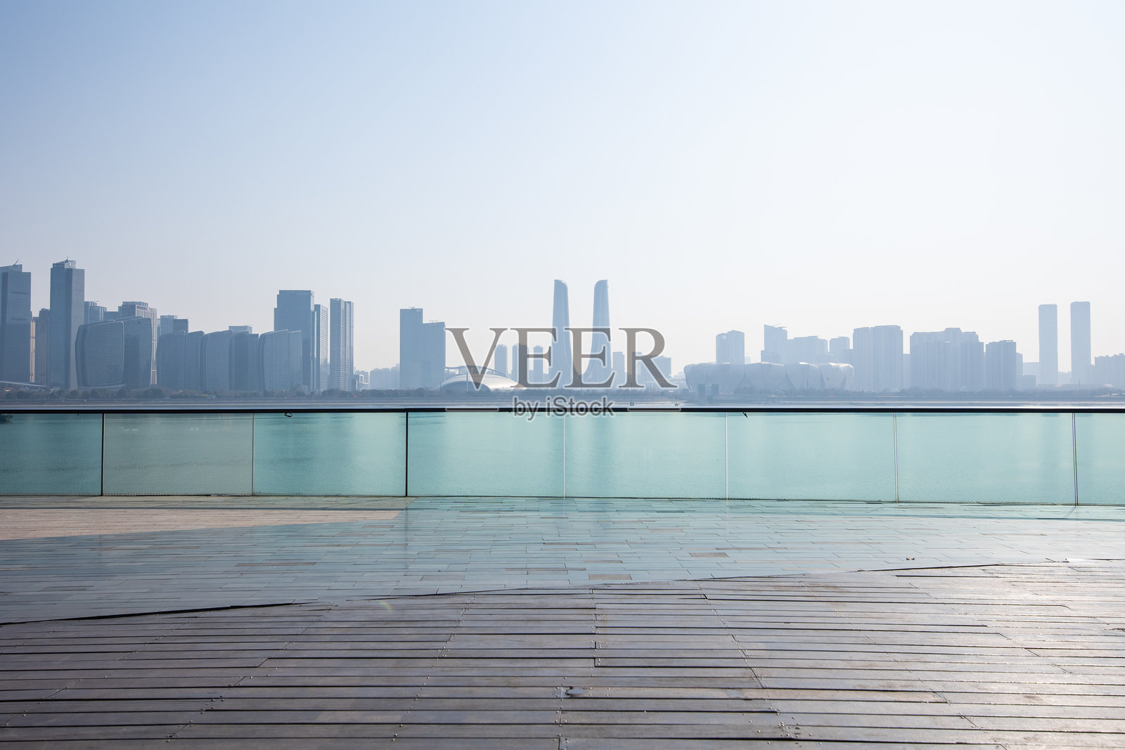 城市天际线，停车场照片摄影图片