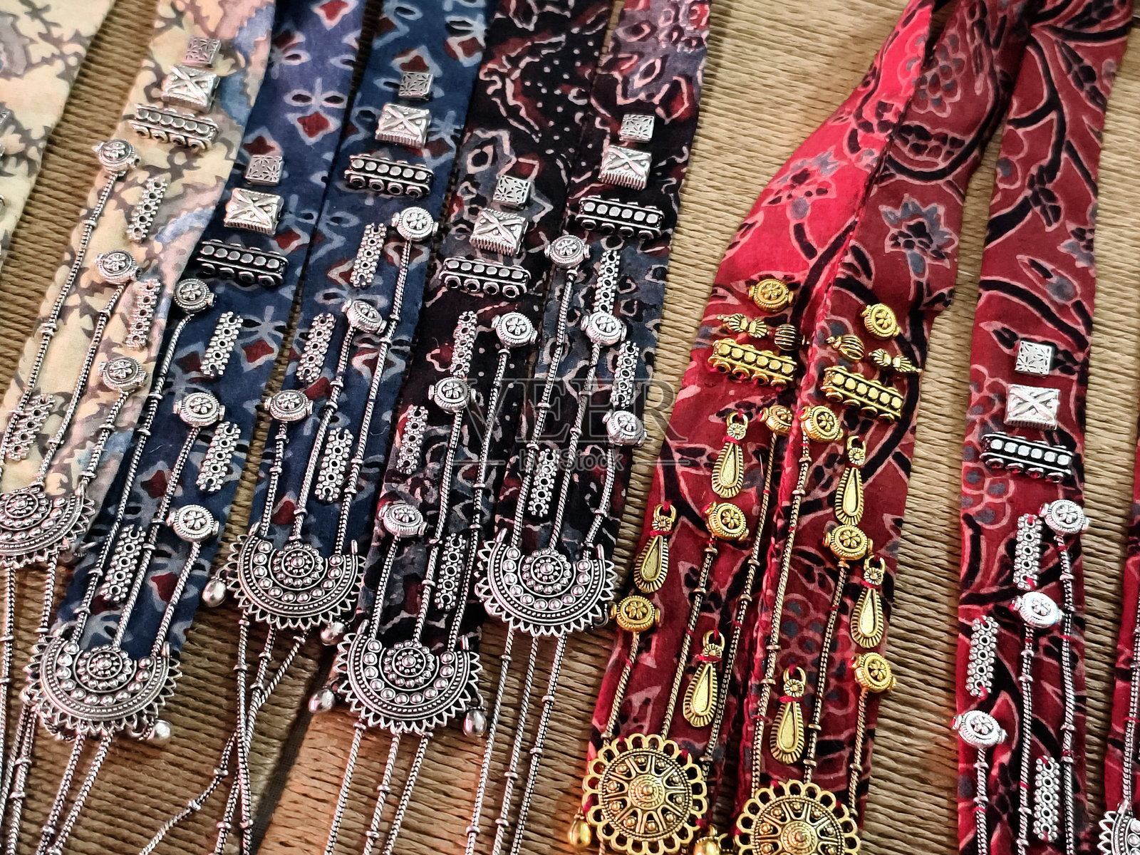 民族传统印度仿制氧化饰品，仿艺术珠宝照片摄影图片