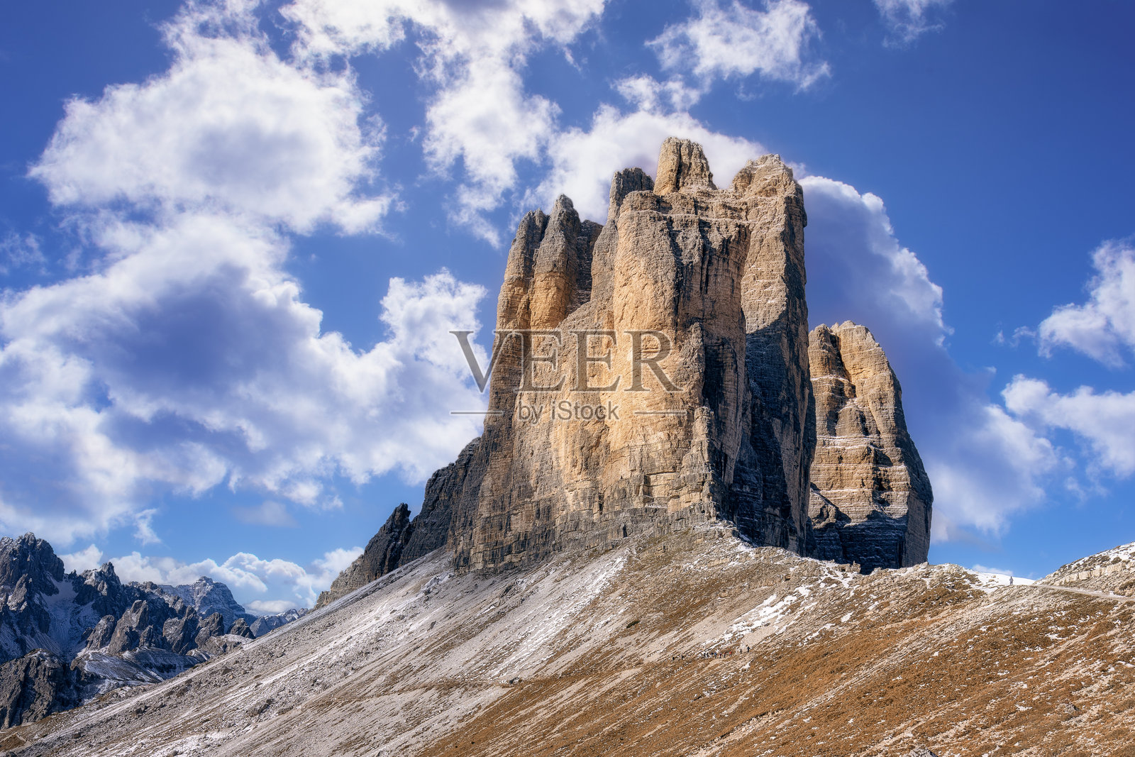 意大利多洛米蒂阿尔卑斯山脉的著名山峰——三尖峰照片摄影图片