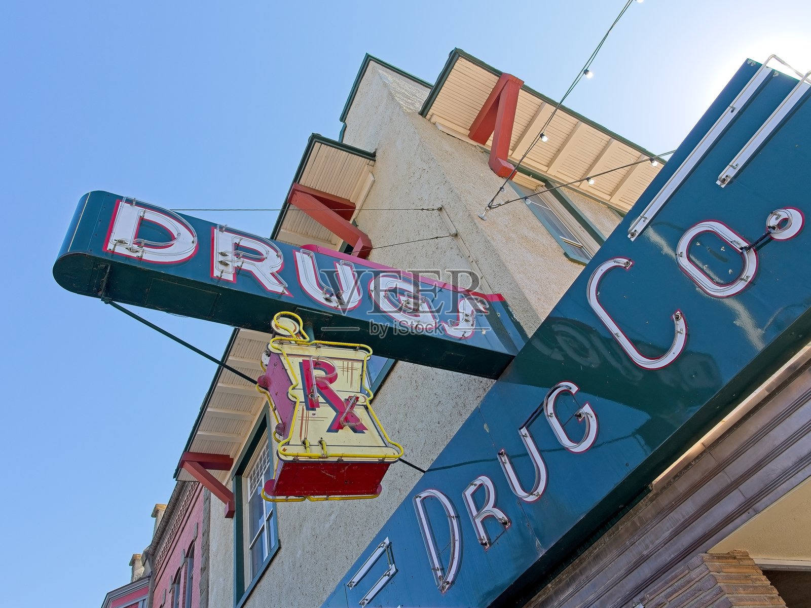药店建筑上的霓虹灯招牌和处方药标志照片摄影图片