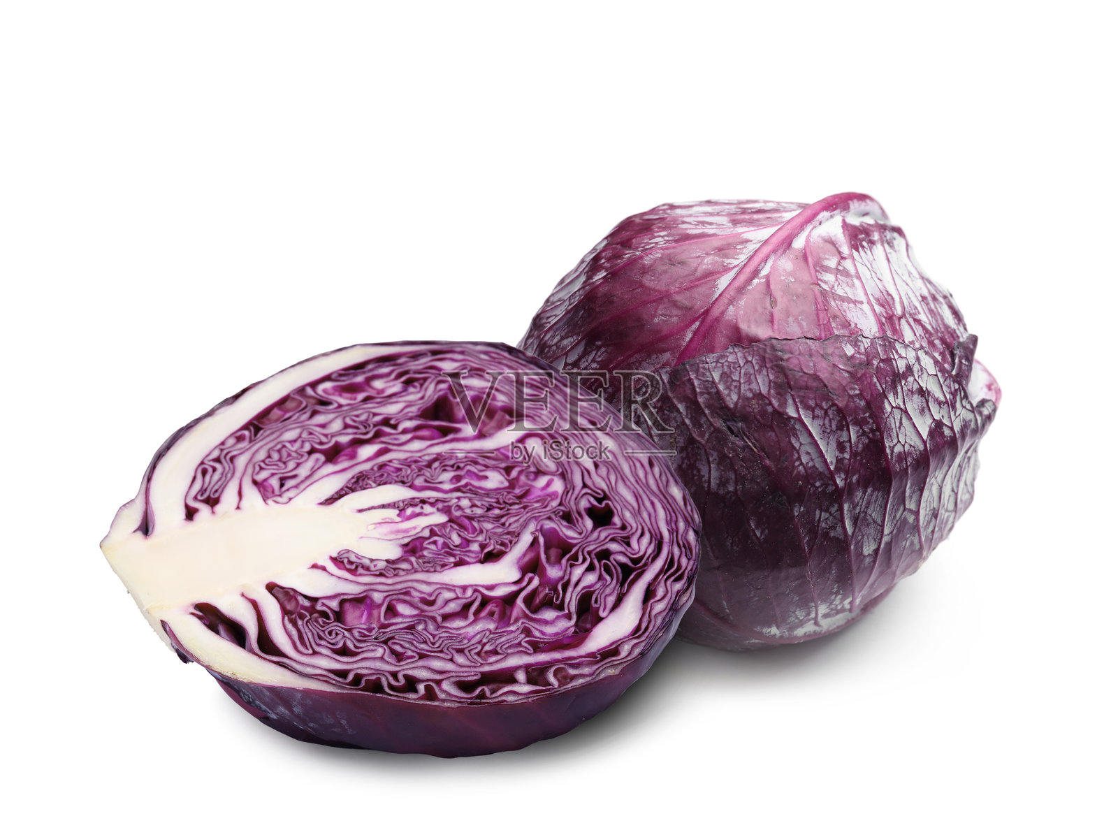 新鲜成熟的红甘蓝，孤立在白色背景上，包含完整和切开的两种形态。照片摄影图片