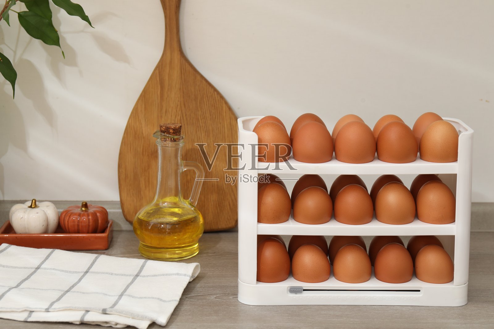 木质台面上的生鸡肉鸡蛋、油和香料照片摄影图片