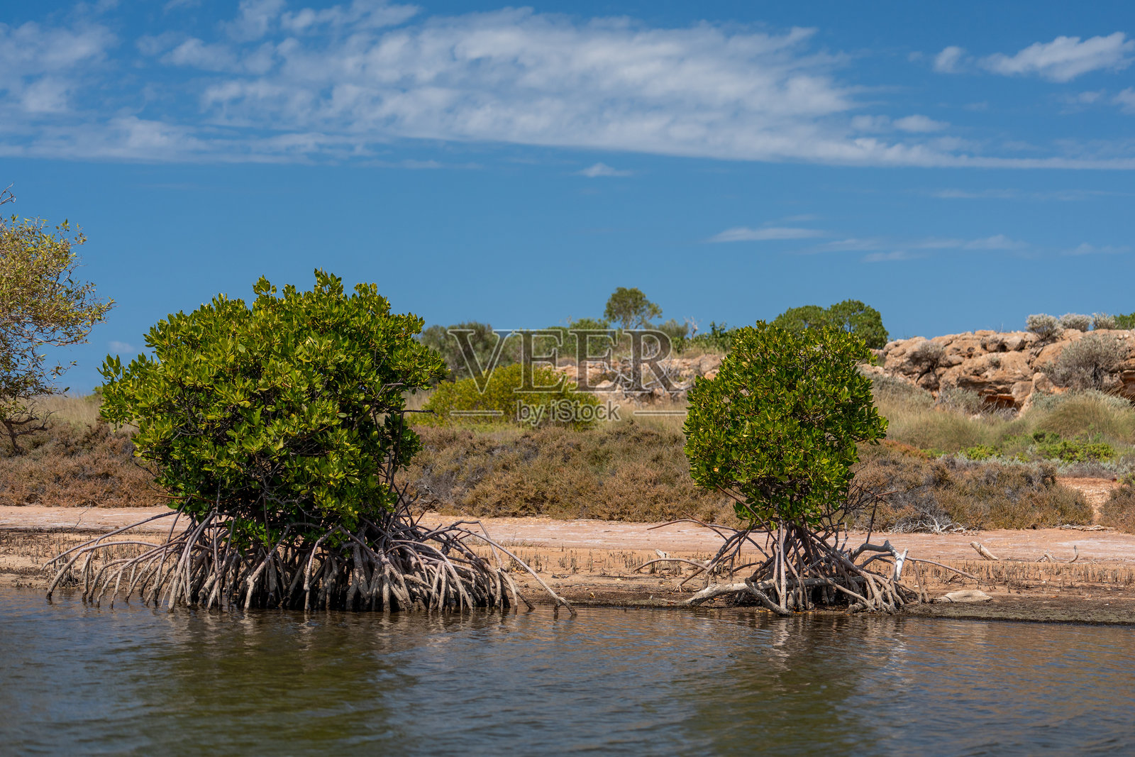 空中视角下的曼杜曼杜地区，展现出崎岖的岩石、溪流和茂盛的沙漠植被照片摄影图片
