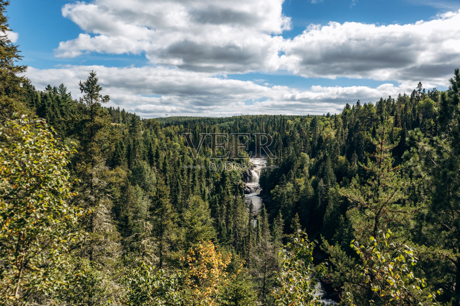 魁北克省瓦尔雅尔贝历史村附近的森林景观，远眺瀑布照片摄影图片