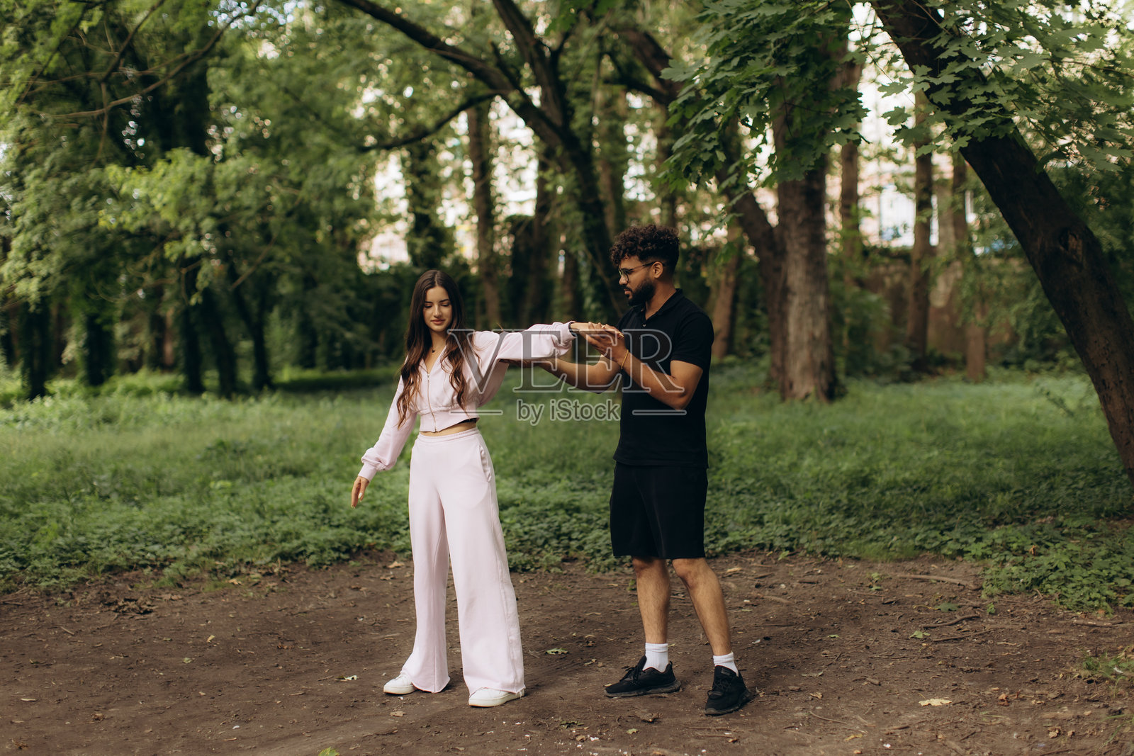 情侣在户外跳舞，享受自然照片摄影图片