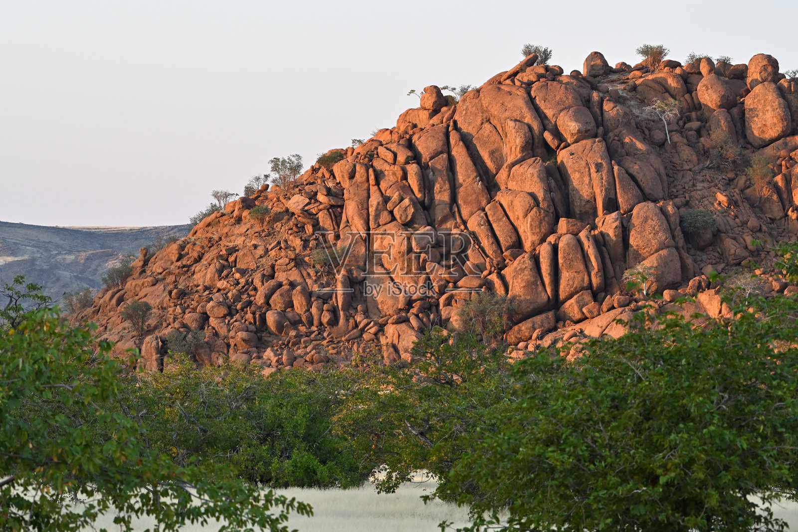 山脉中的巨大花岗岩岩层照片摄影图片