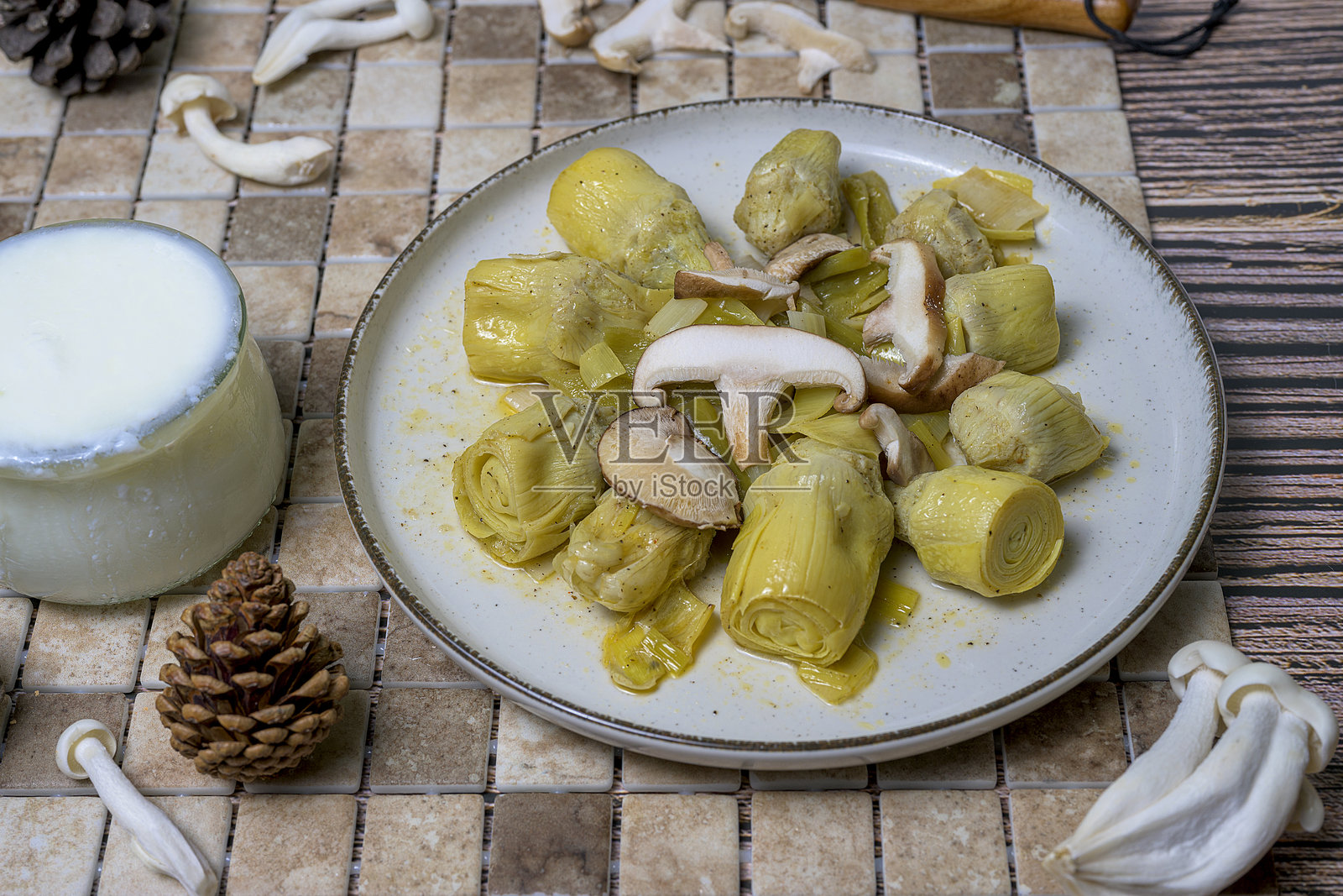 一盘煮熟的洋蓟照片摄影图片