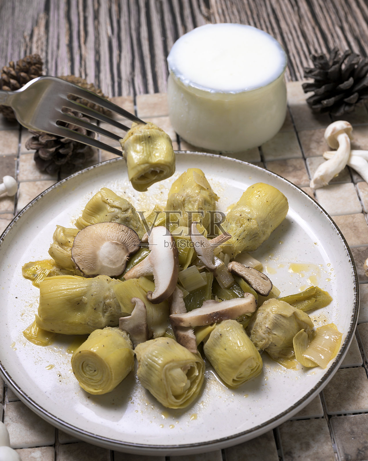 一盘煮熟的朝鲜蓟心照片摄影图片