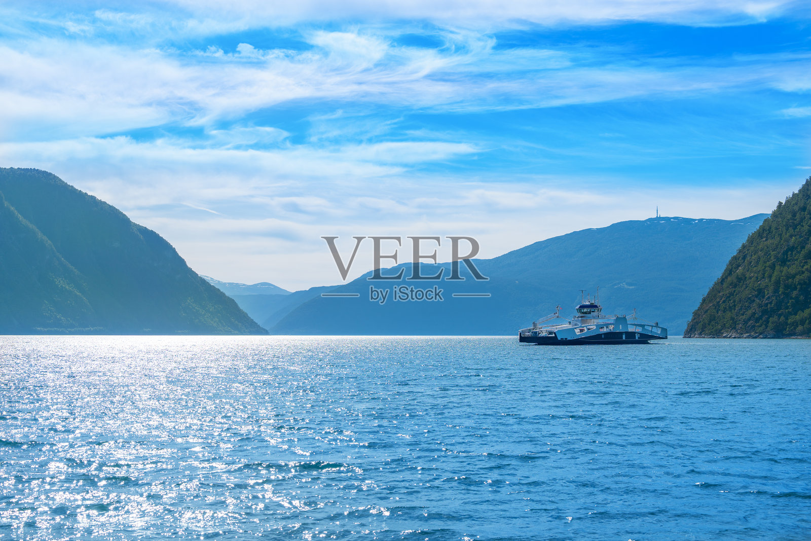 挪威松恩峡湾拉尔达尔和松达尔之间的渡轮照片摄影图片